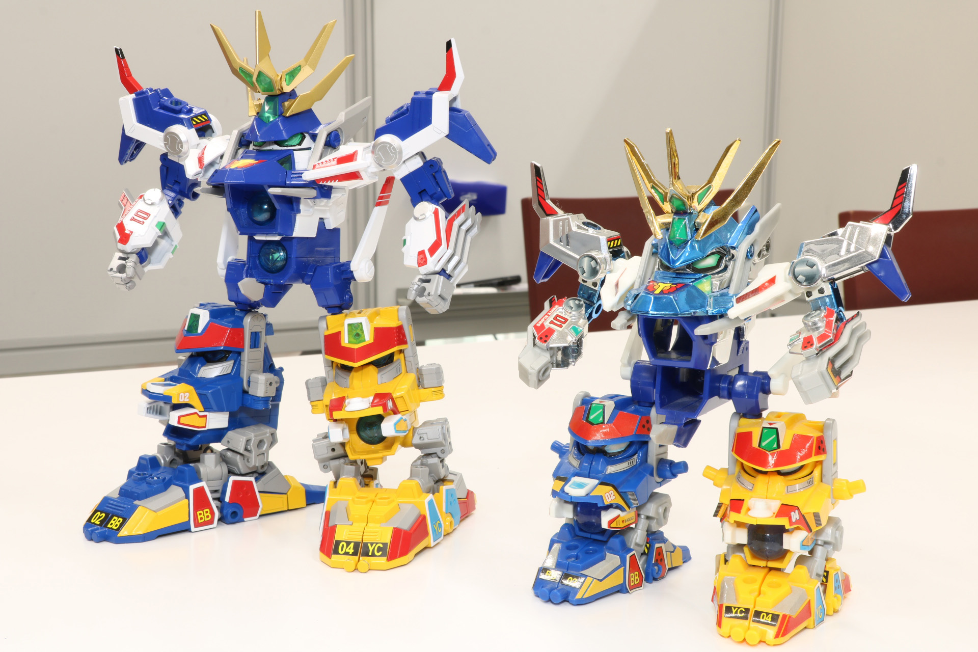 「TOYRISE」の「セイントブラスター」（左）とプラキットの「セイントブラスター」（右）