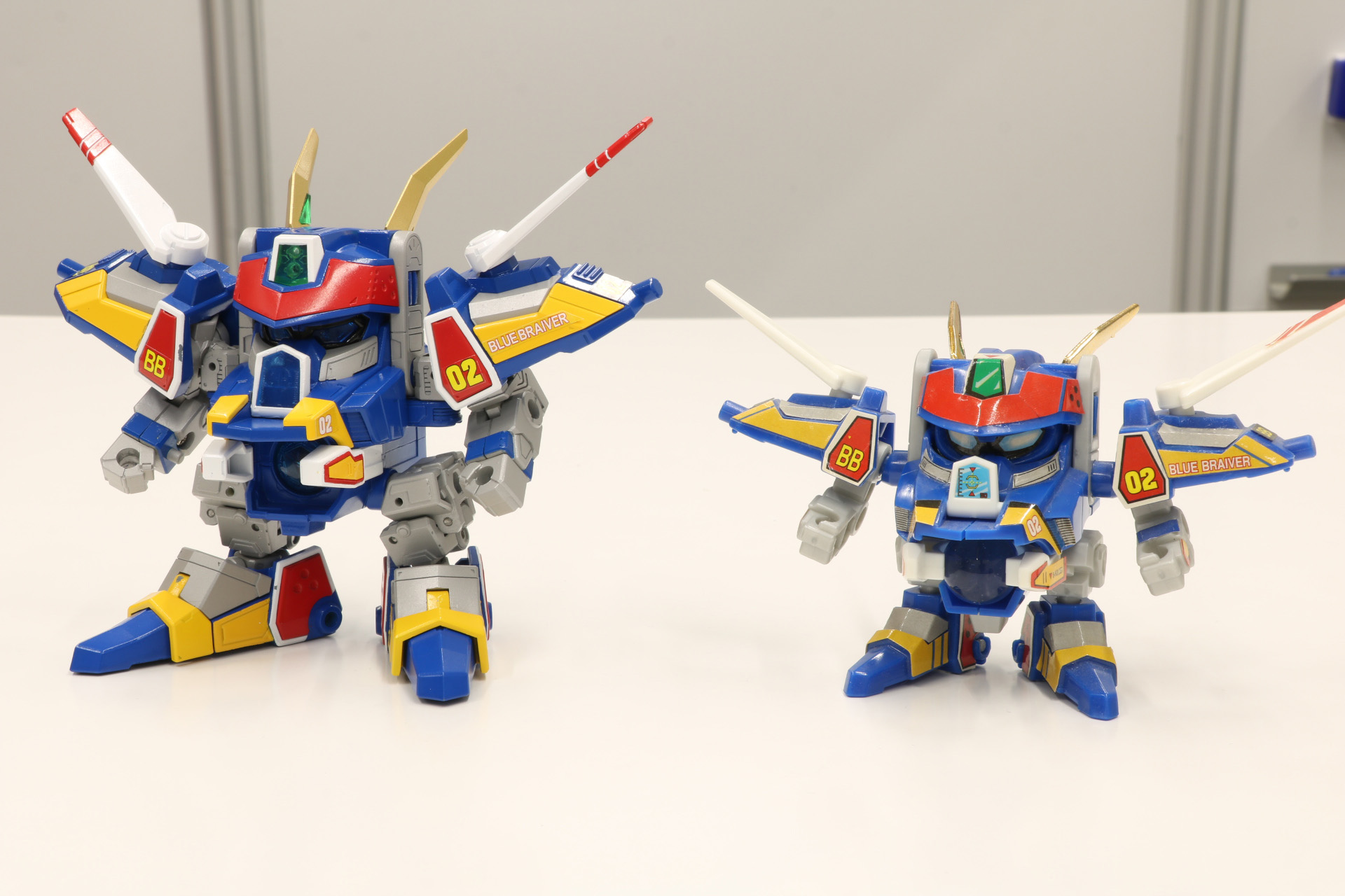 「トイライズ ブルーブレイバー」（左）と「A-13 ブルーブレイバー」（右）と比較