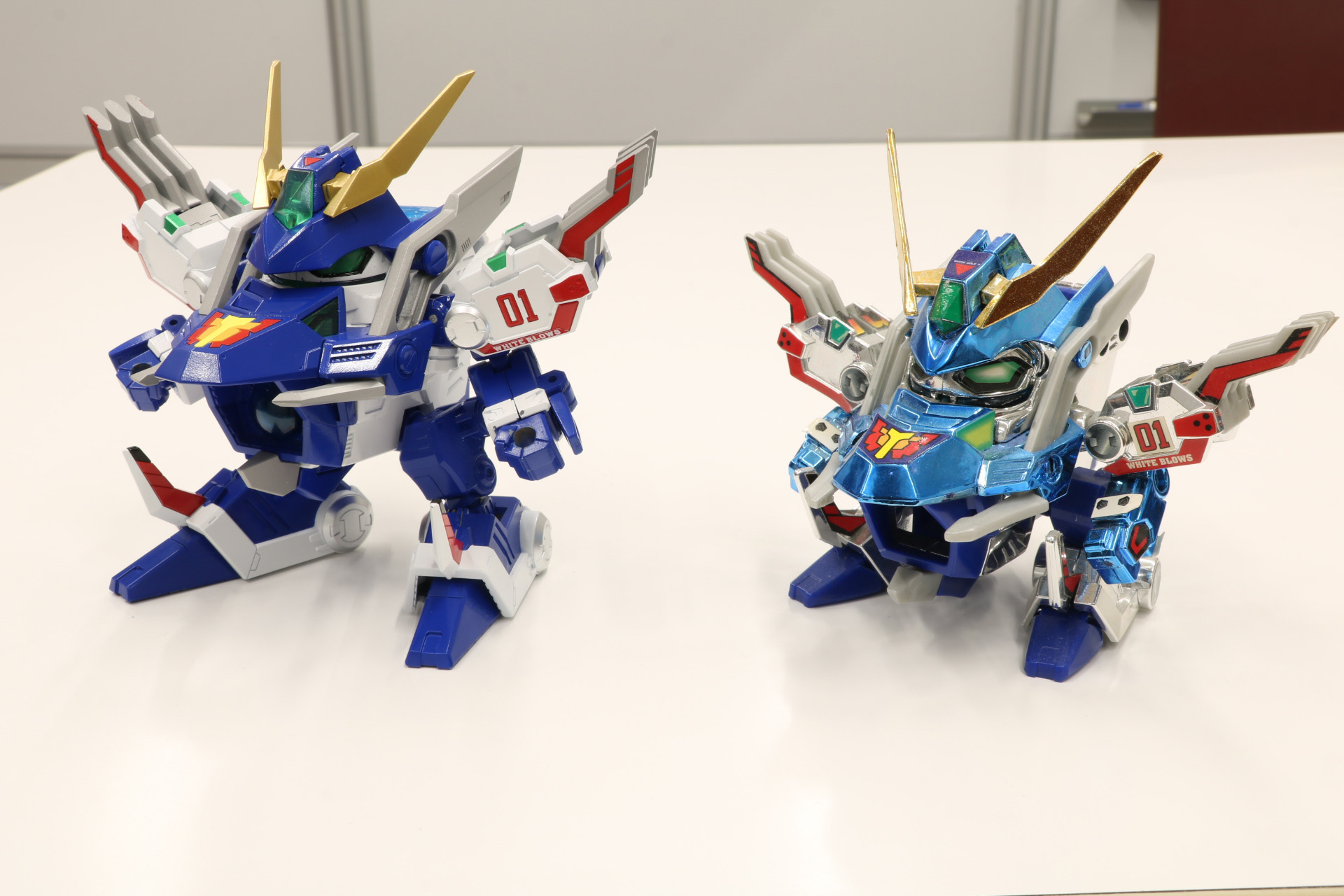 「トイライズ DMB-01 ホワイトブロス」（左）と「A-17 ホワイトブロス 限定メッキバージョン」（右）と比較