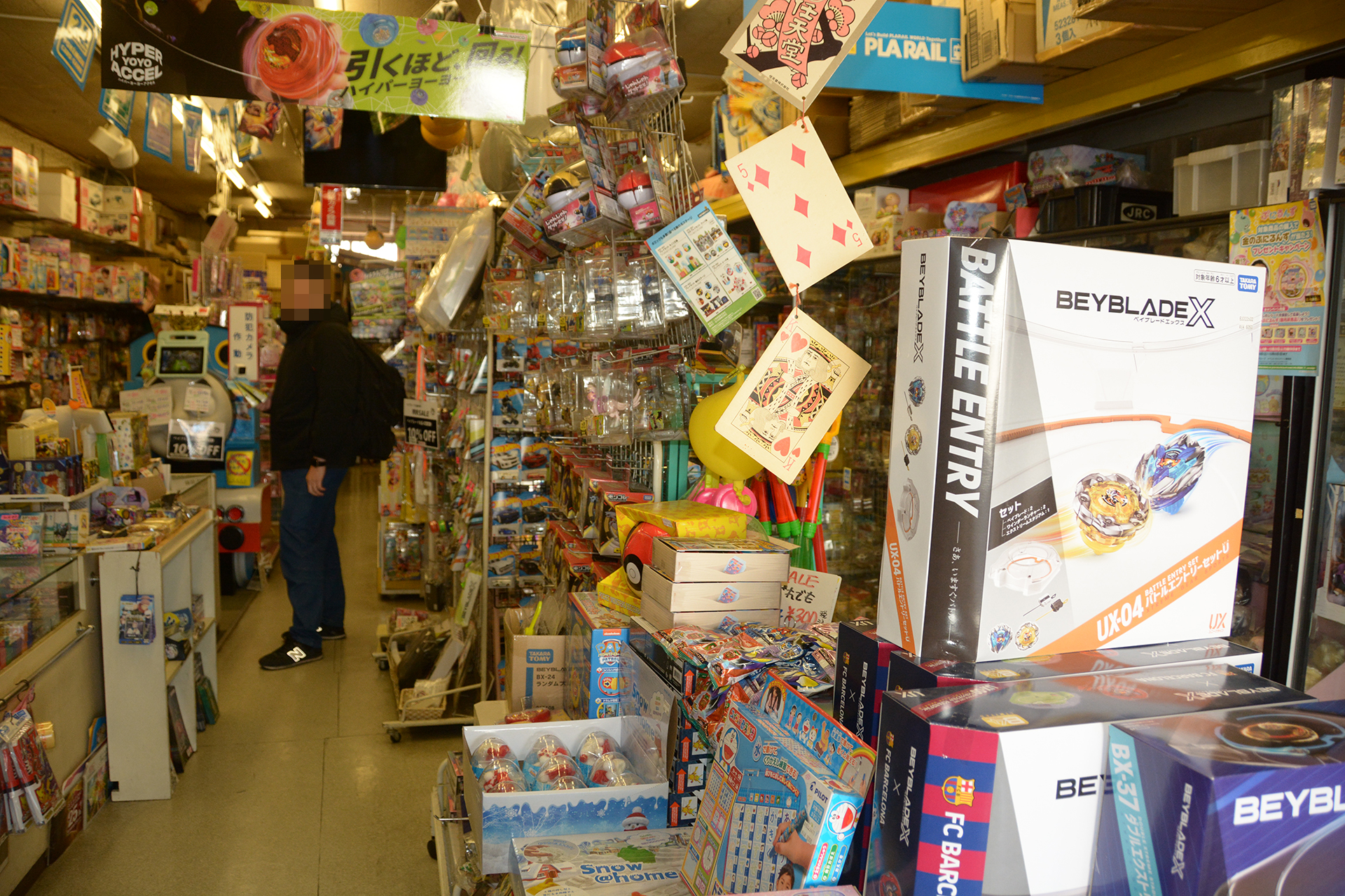 店内にぎっしりと玩具がある。筆者が憧れた「おもちゃ屋」そのままの風景だ