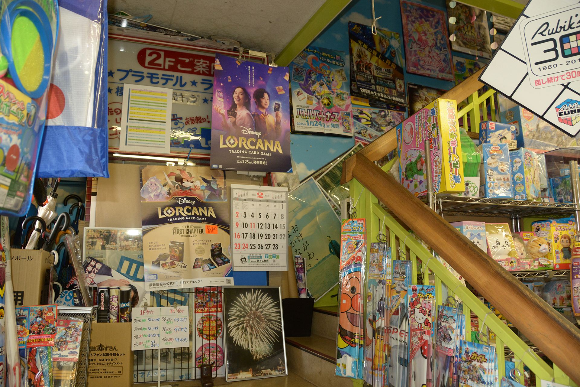 2階へ続く階段にも商品が陳列されている