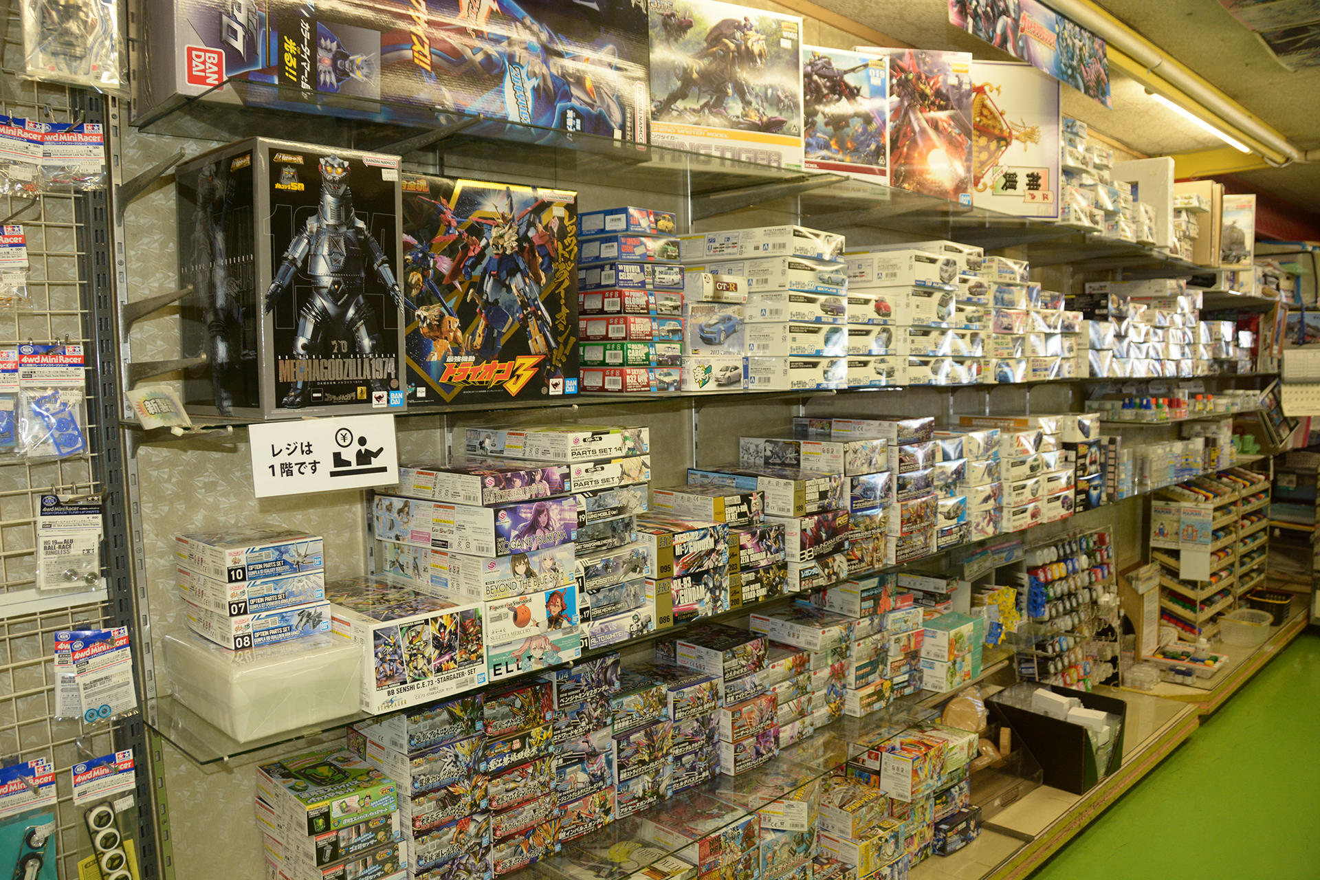 プラモデルコーナー。人気が高く、入荷しても売れてしまう商品が多いという