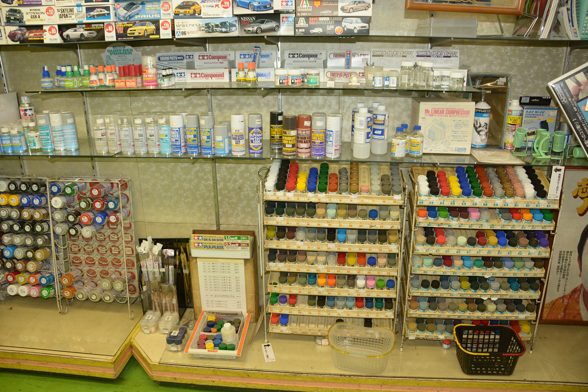 塗料や工具も販売している