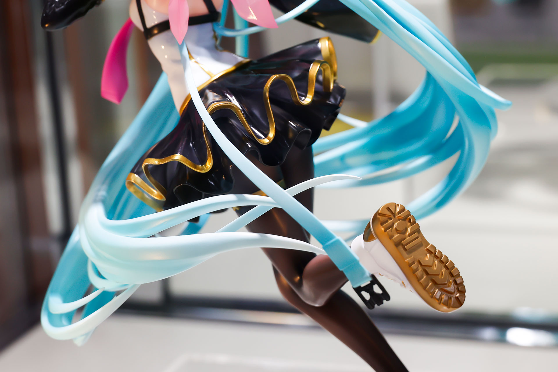 靴底も金色になっている