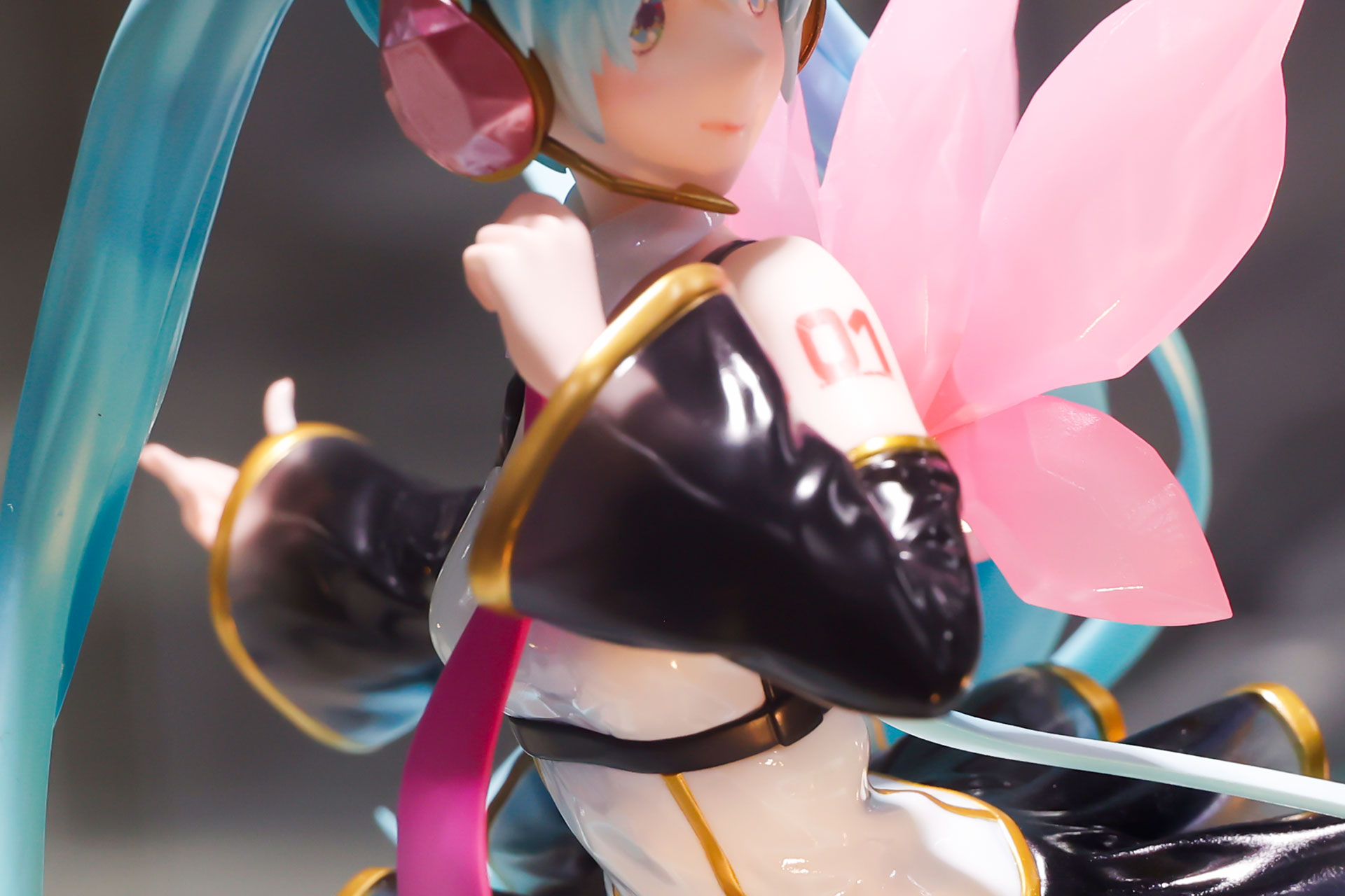 手首付近は裾が広くなっている