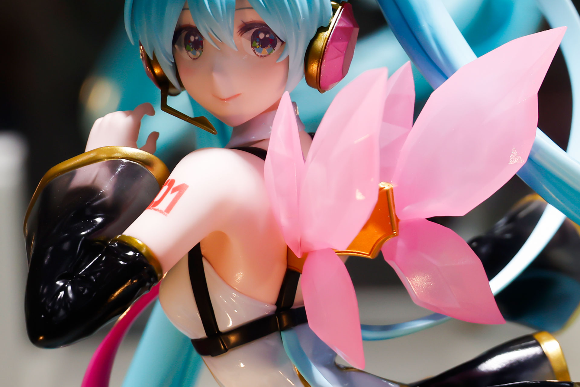 背中にはピンク色の羽が生えている