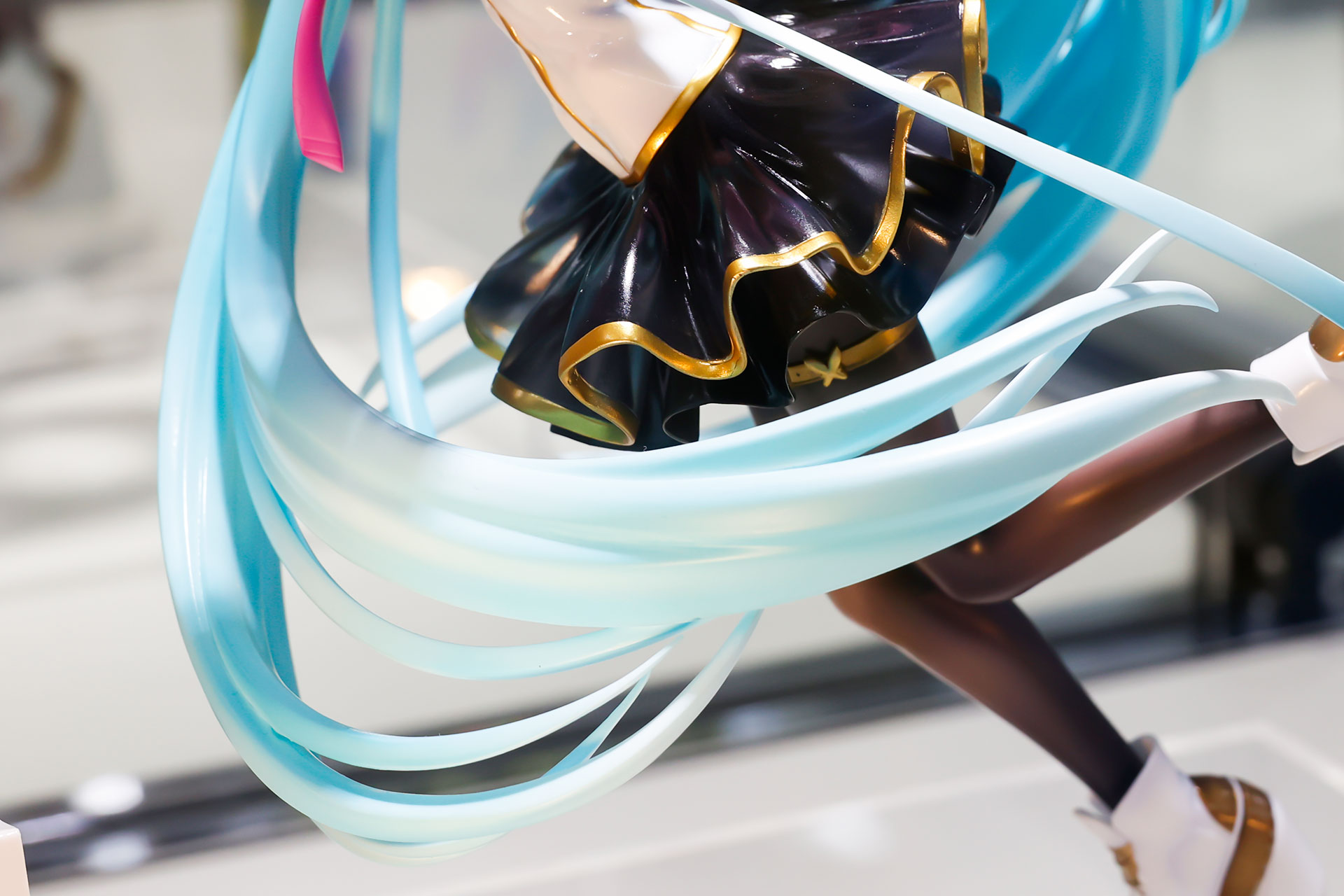 渦を巻くようなスタイルになっているミクの長い髪