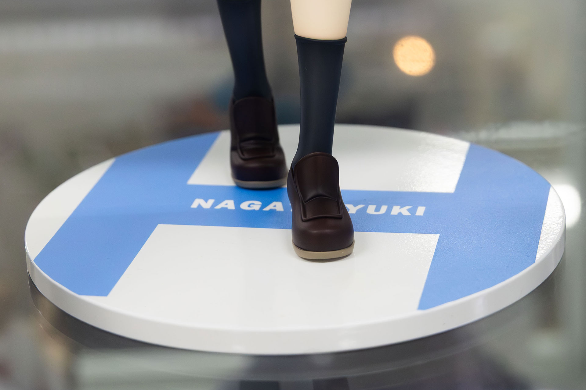 台座には英字で名前が書かれている