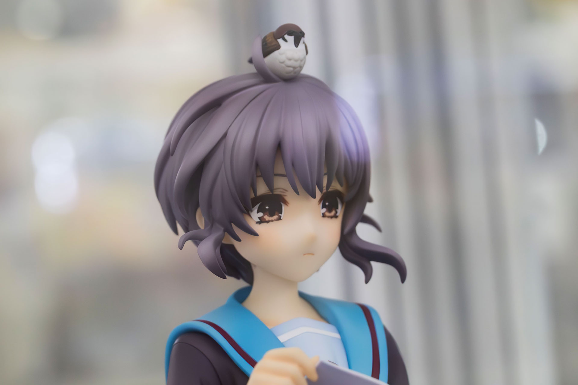 髪は後ろから風で煽られているようだ