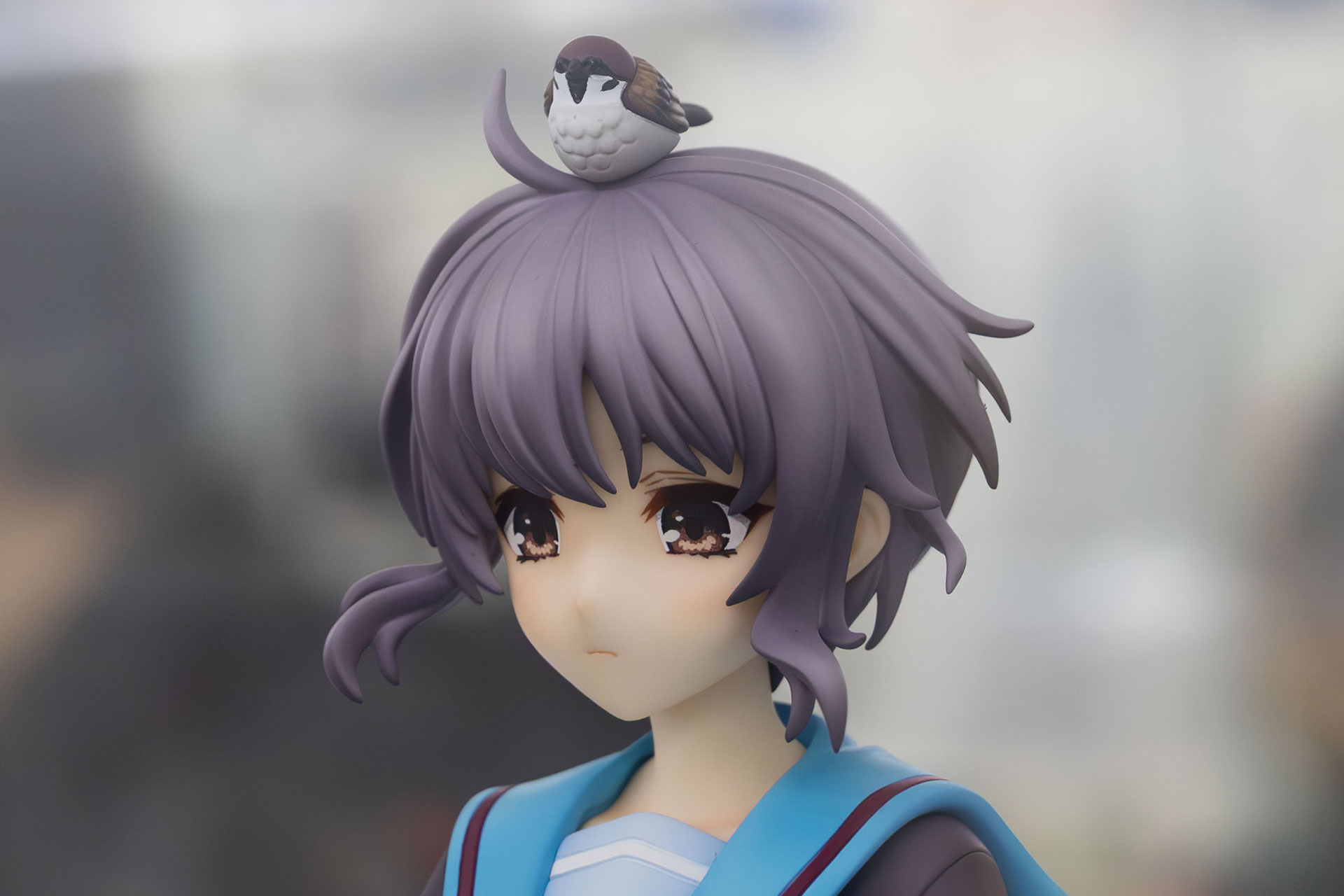 頭の上にはなぜかスズメが!?