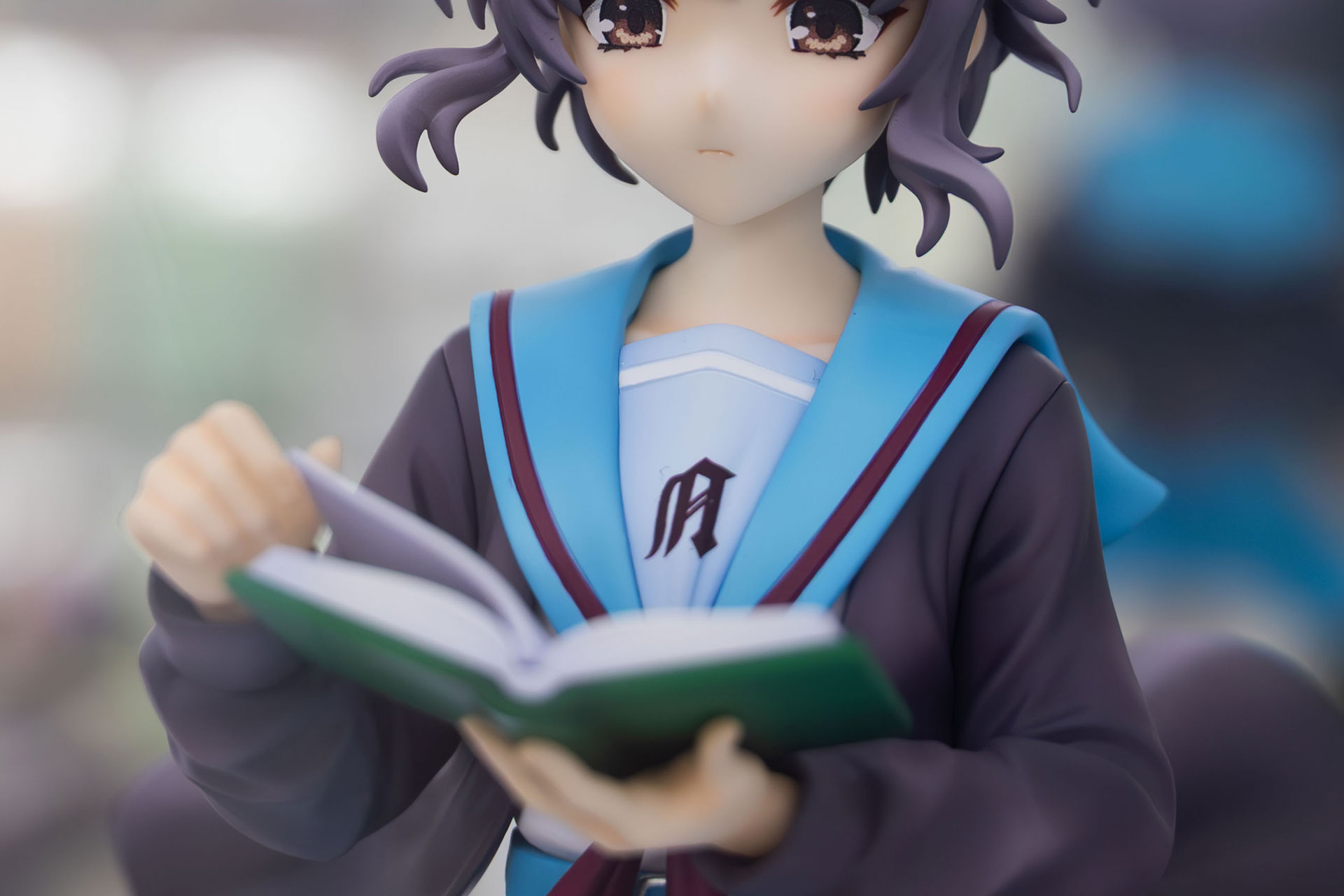 上半身だけ見ると清楚な姿だ