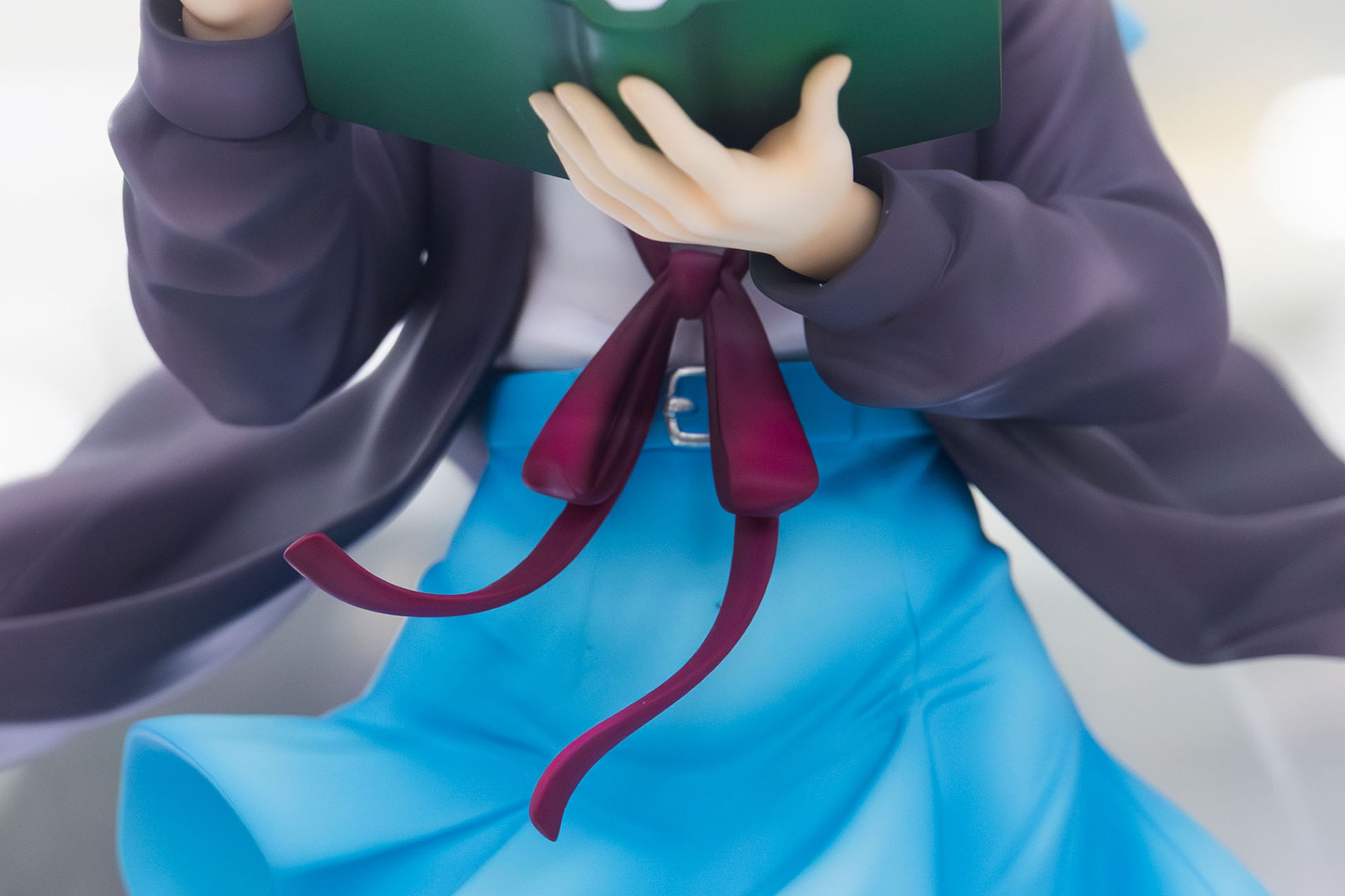 カーディガンやリボンも風で煽られている