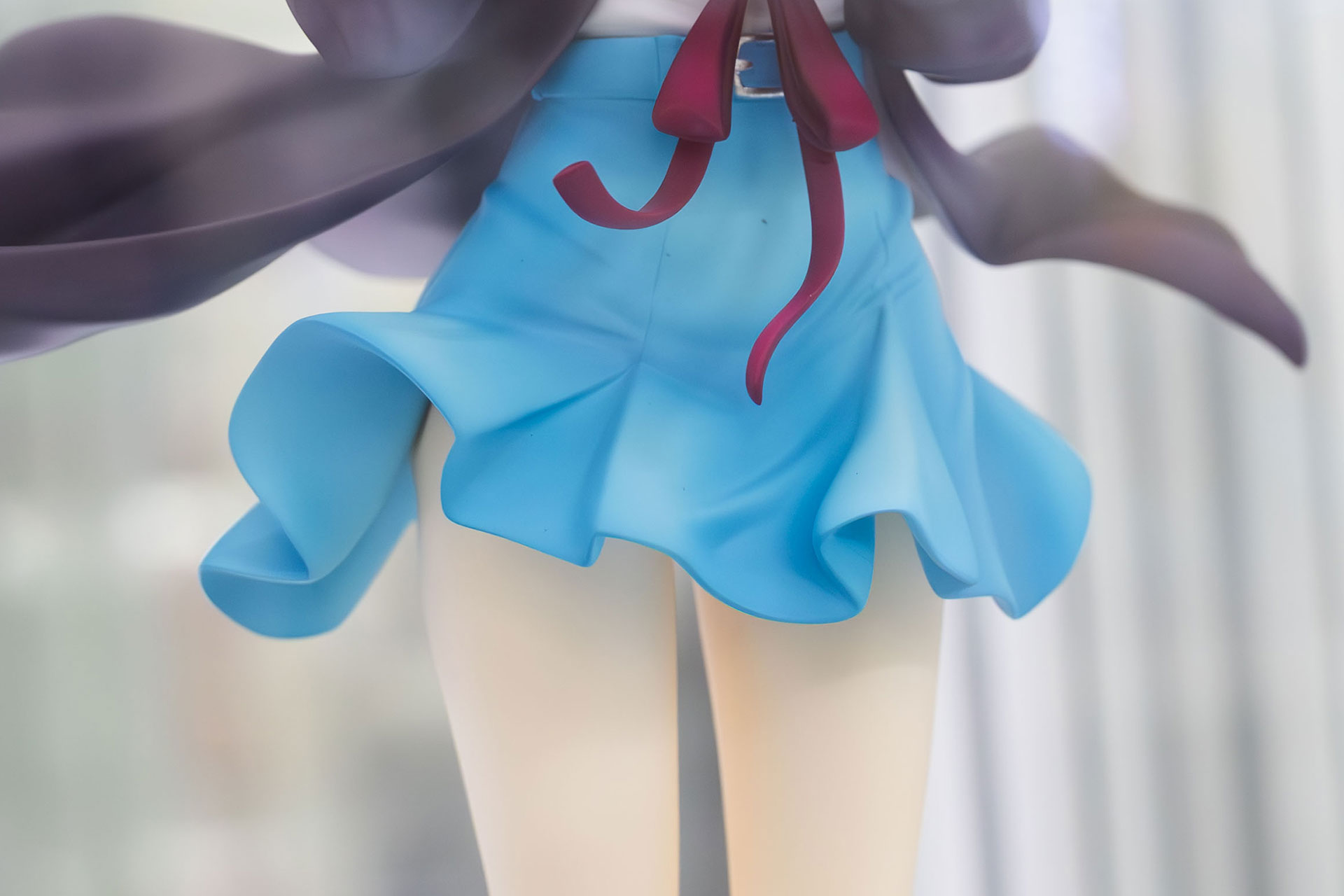 風で舞い上がるスカート