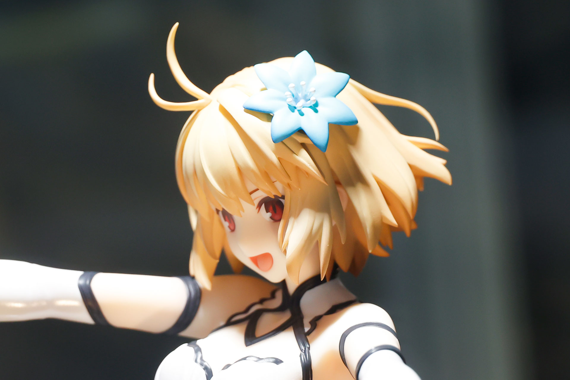 花の形をした髪飾りもかわいらしい