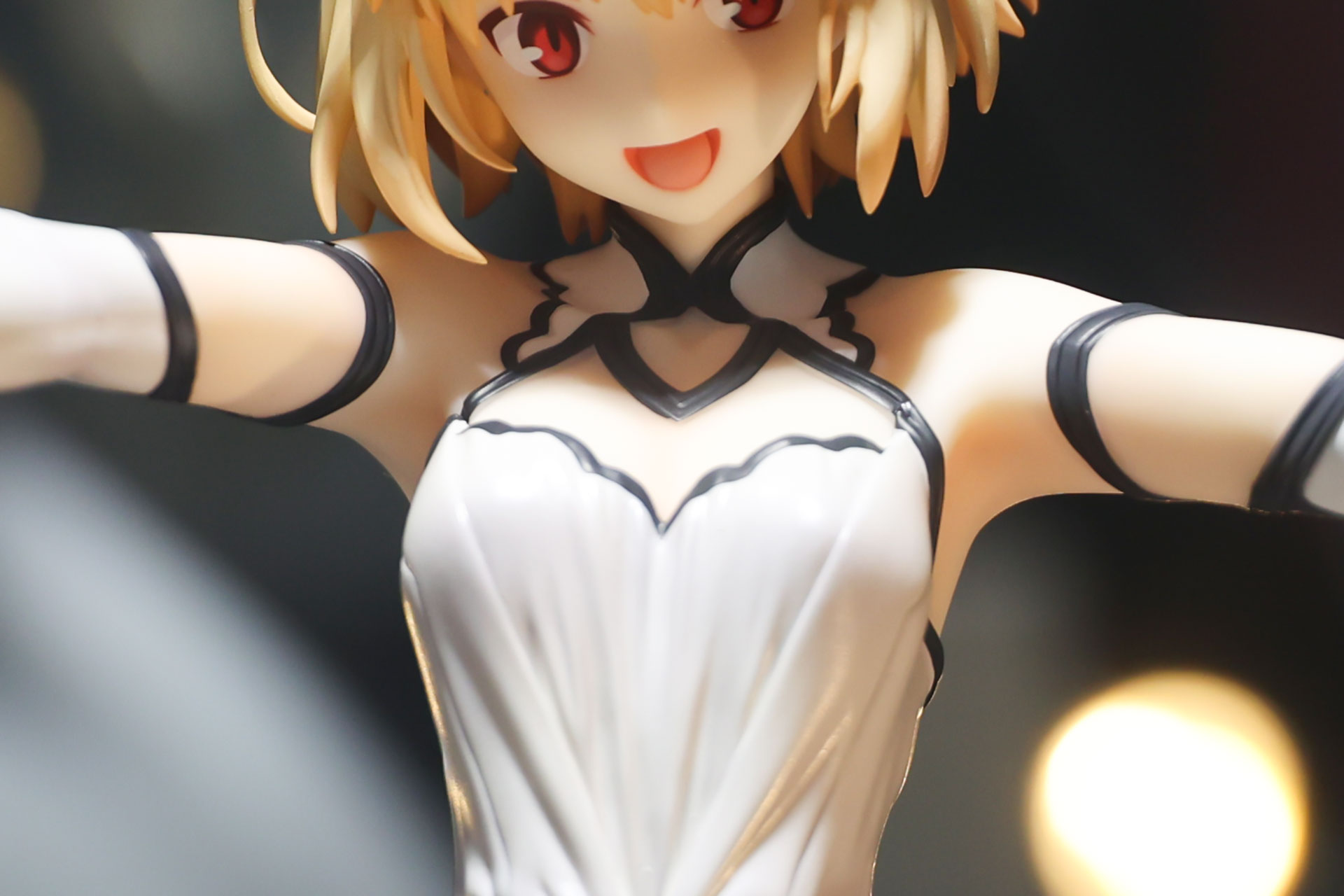 ドレスは細かいしわまで再現されている