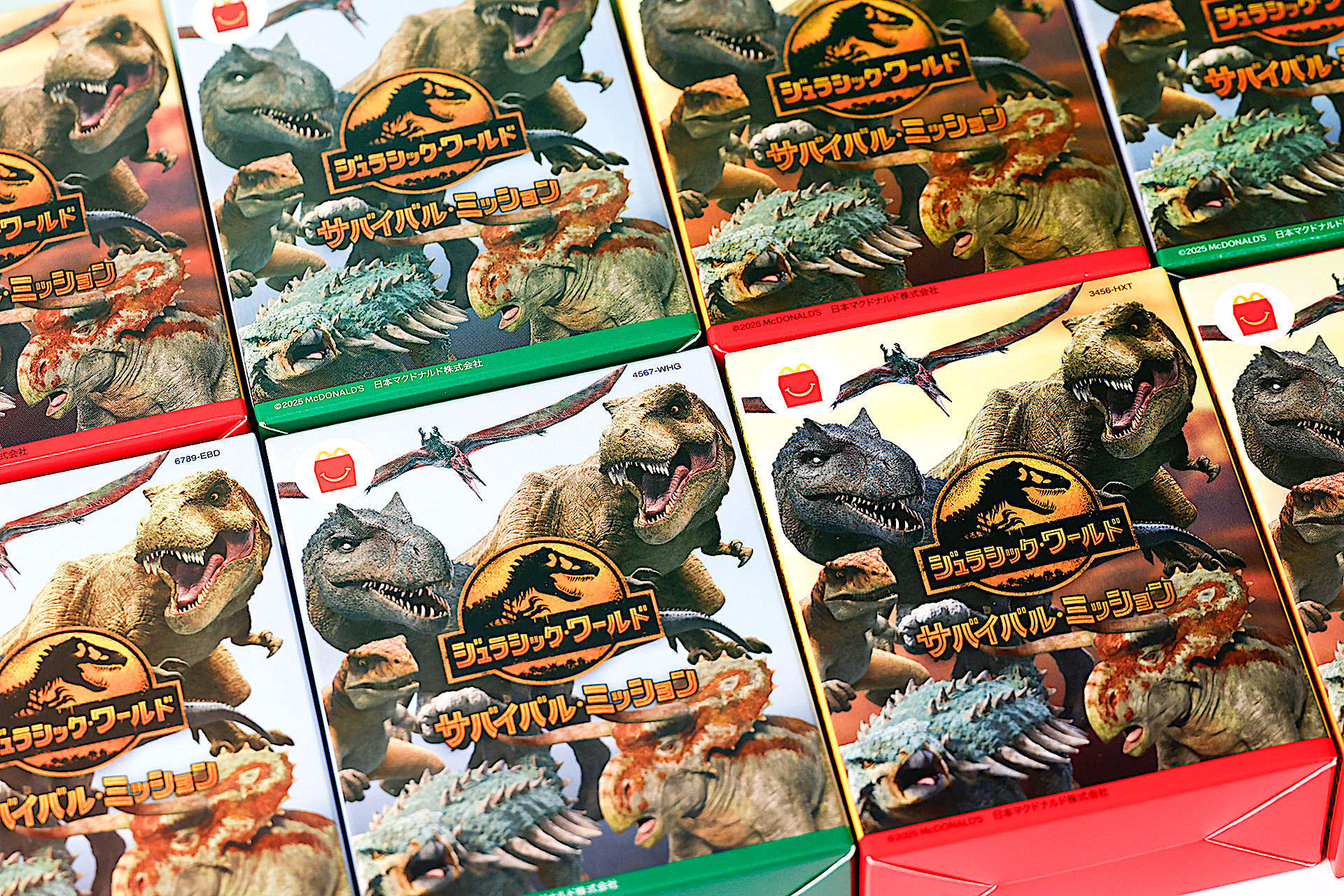 今回のおもちゃは箱で提供される。迫力ある恐竜たちのデザインがかっこいい