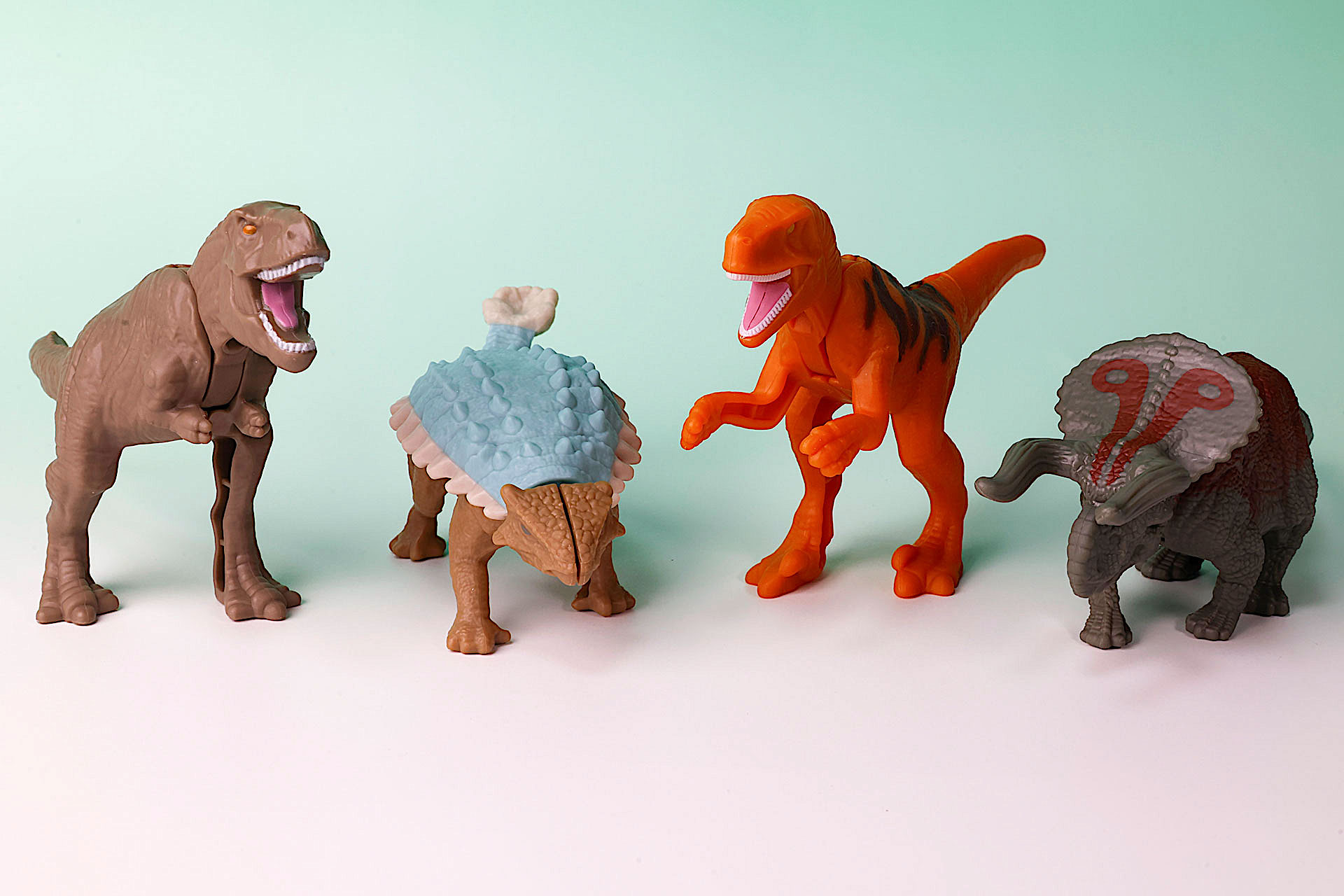 こちらが第1弾（2月28日〜3月6日）のハッピーセット「ジュラシック・ワールド/サバイバル・ミッション」に登場するおもちゃ。写真左から「ティラノサウルス・レックス」、「アンキロサウルス」、「アトロキラプトル」、「ナーストケラトプス」