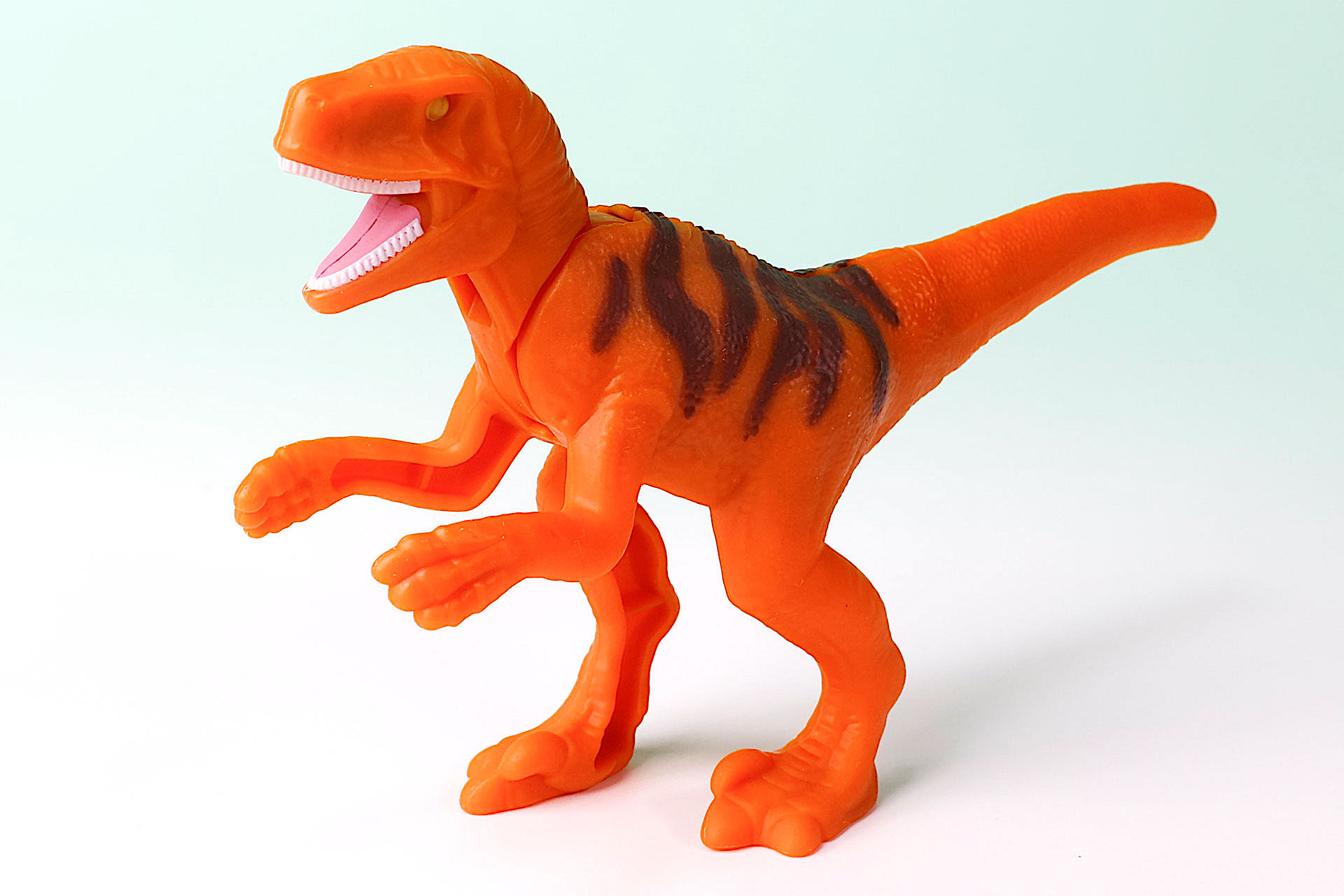 前に出した手が凶暴そうに感じる