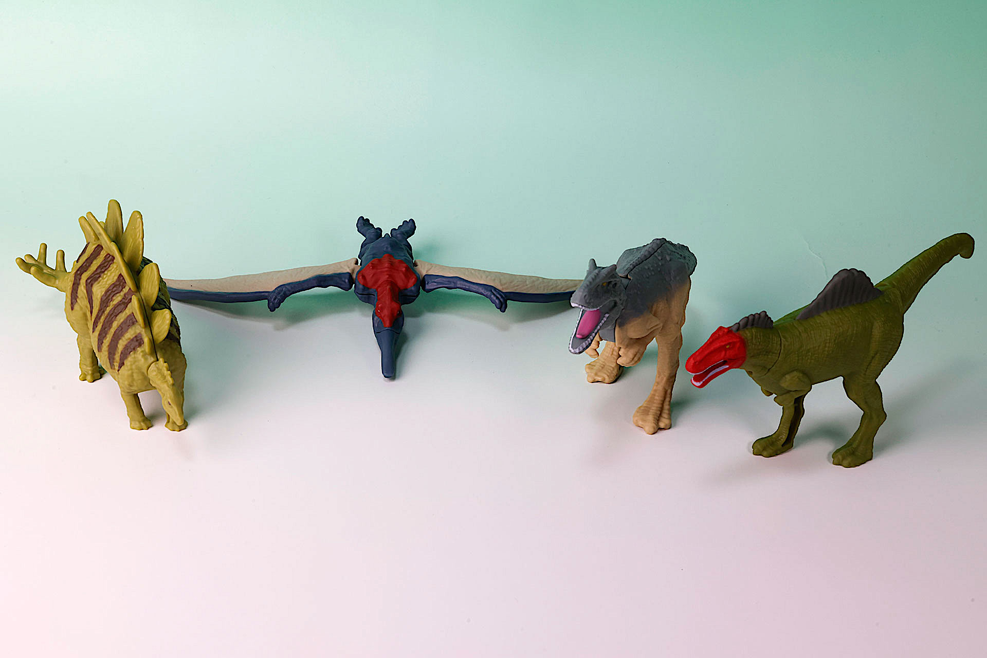 こちらが第2弾（3月7日〜3月13日）のハッピーセット「ジュラシック・ワールド/サバイバル・ミッション」に登場するおもちゃ。写真左から「ステゴサウルス」、「プテラノドン」、「アロサウルス」、「ベックレスピナクス」