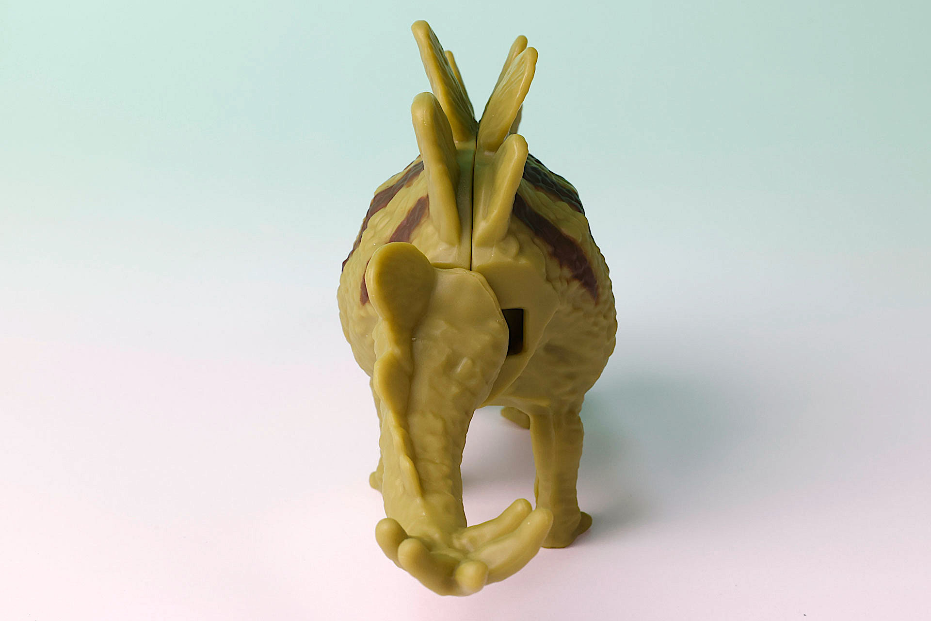 草食恐竜らしく緑っぽい色合いになっている