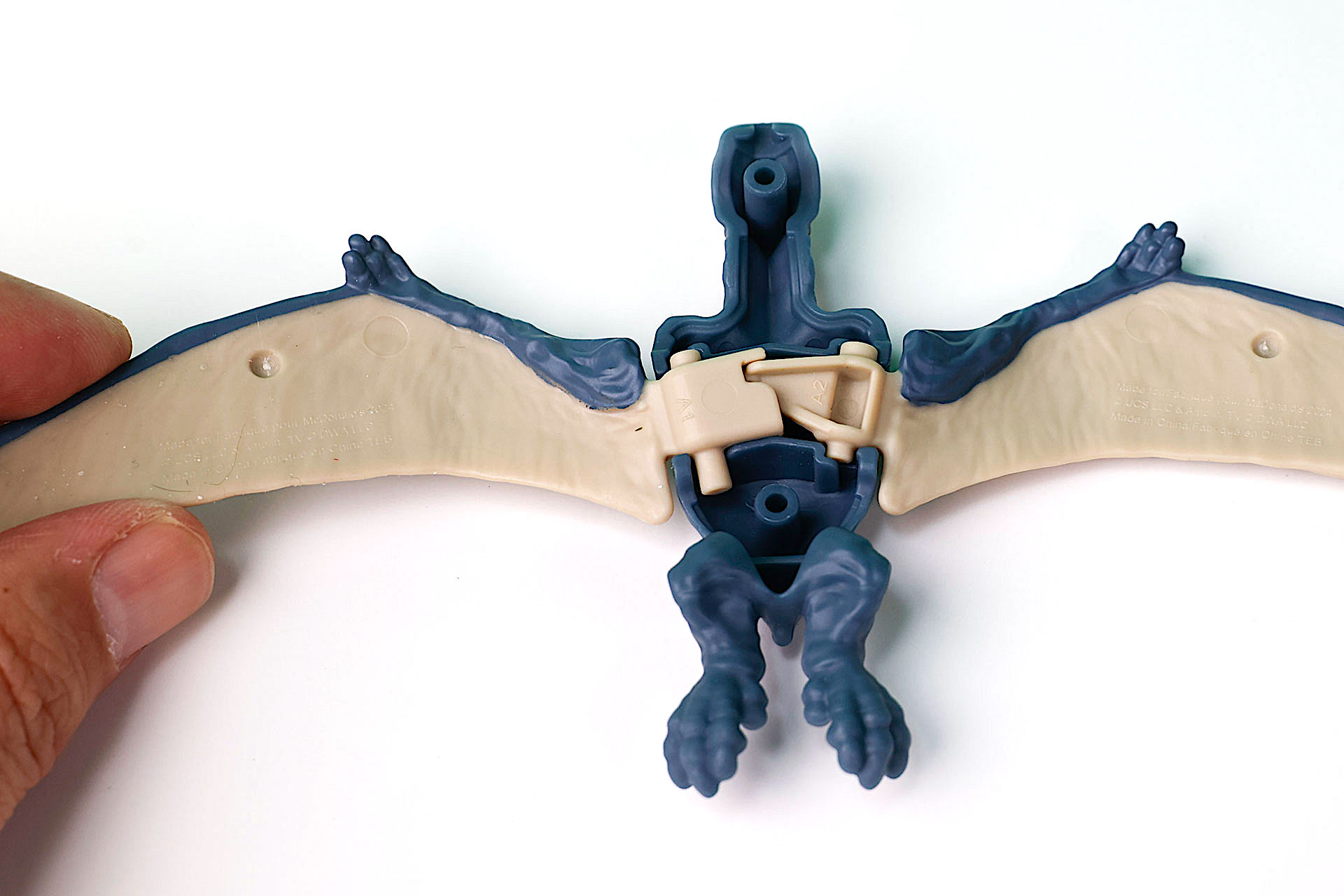 おもちゃを組み立てているところ