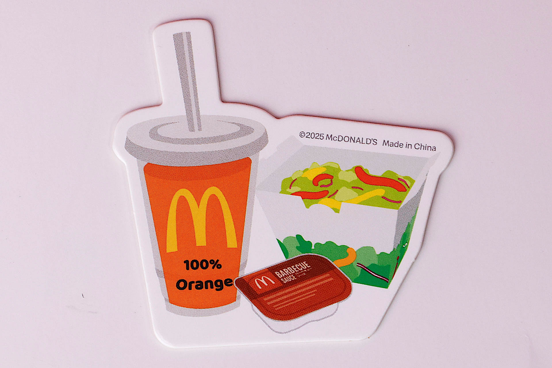 オレンジジュースとナゲットのソース、サイドサラダが描かれている