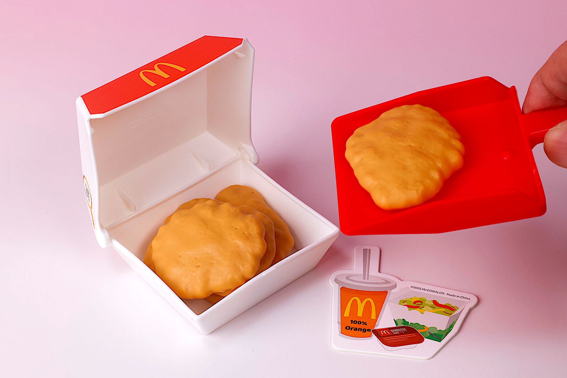 スコップでナゲットをすくってケースに入れていこう！