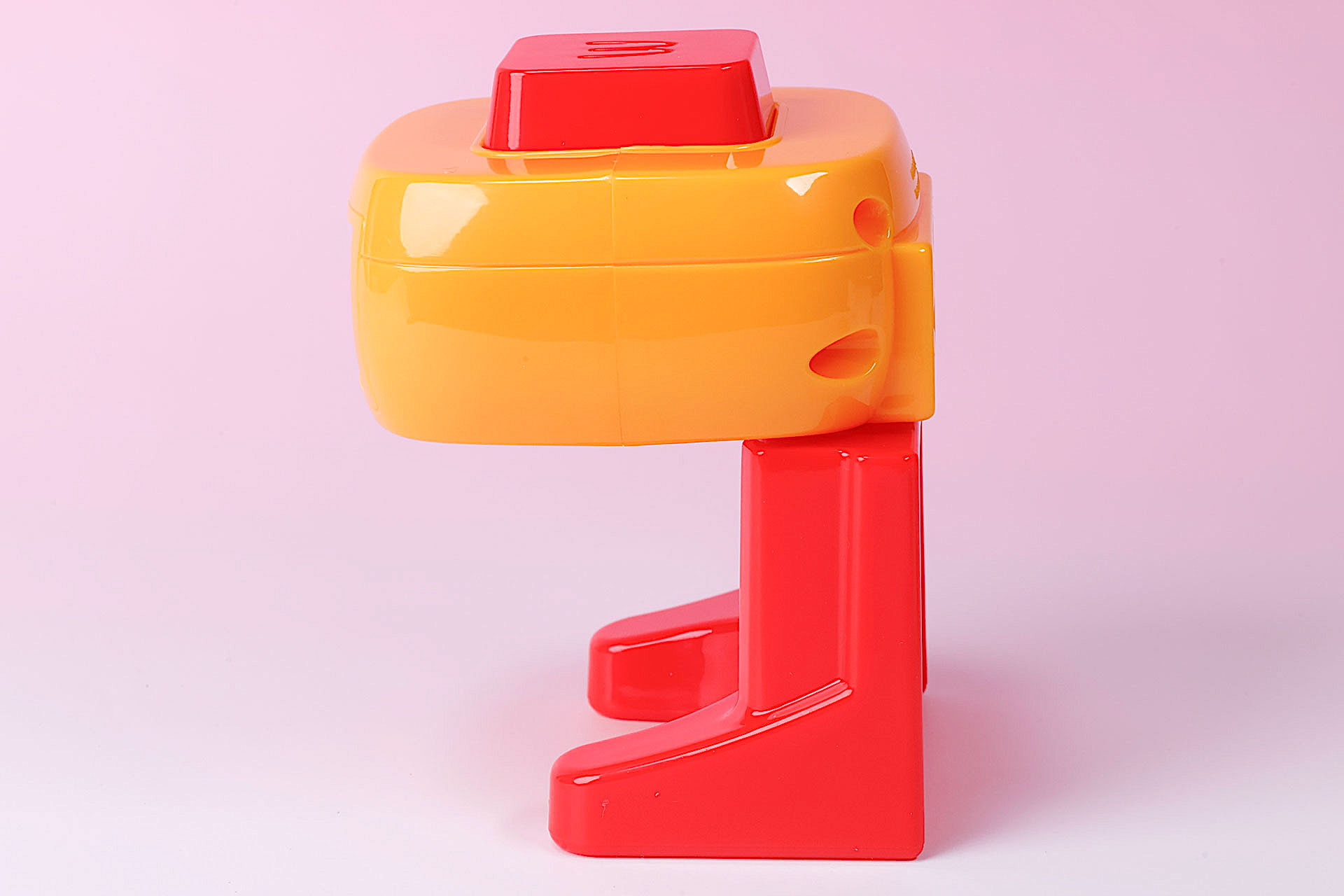 下側にカップが設置出来るようなスペースが設けられている