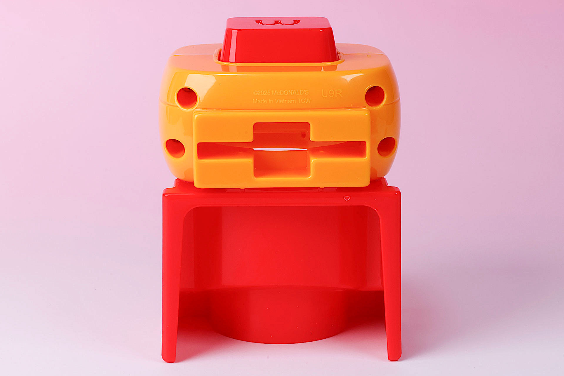 背面側の穴はパネルをセットするためのもの