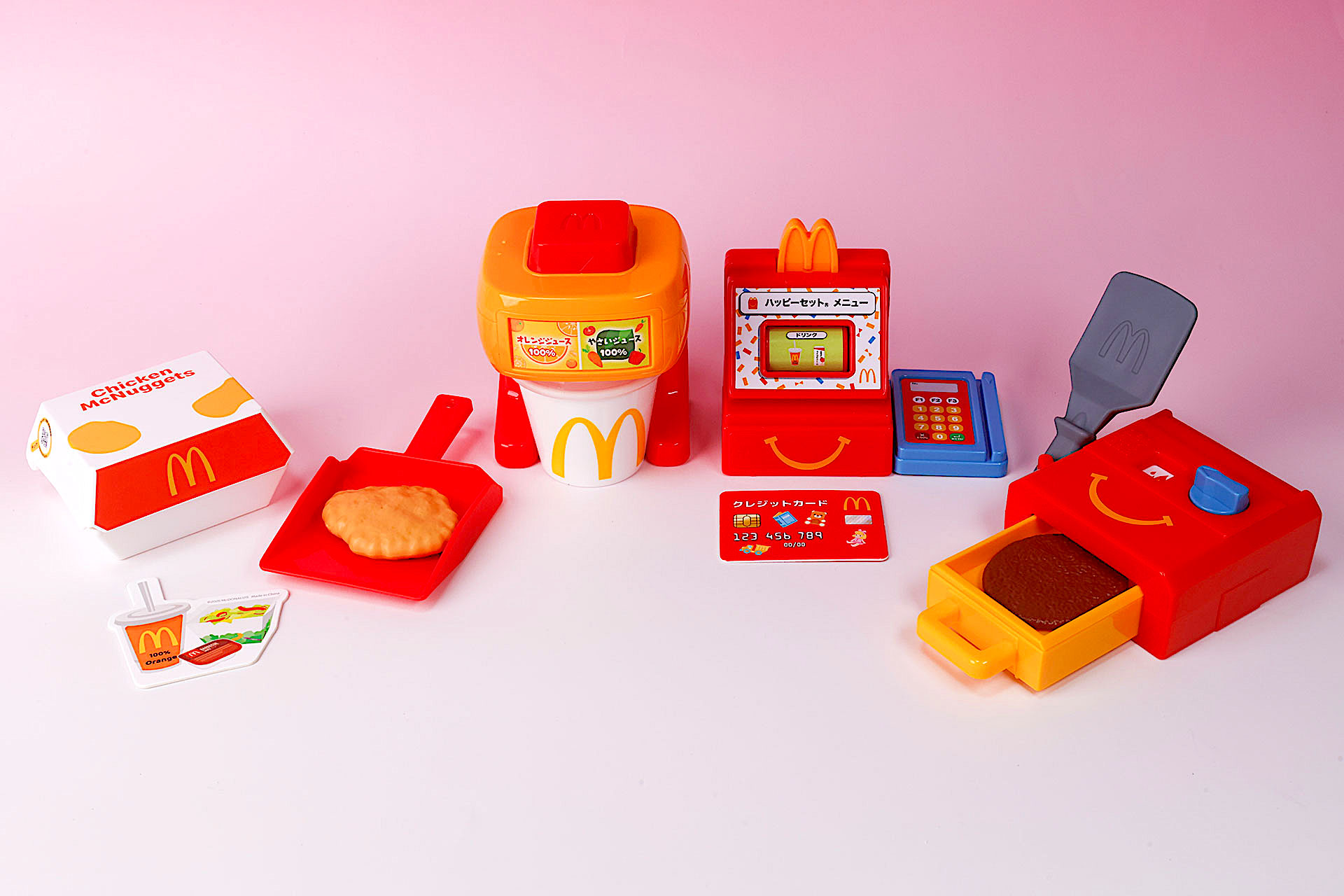 こちらが第1弾（2月28日〜3月6日）のハッピーセット「なりきりマクドナルド」に登場するおもちゃ。写真左から「つくってみよう！マックナゲットセット」、「ジュースをいれてみよう！ドリンクマシーン」、「メニューがえらべる！レジスター」、「パティがこんがり！グリルマシーン」