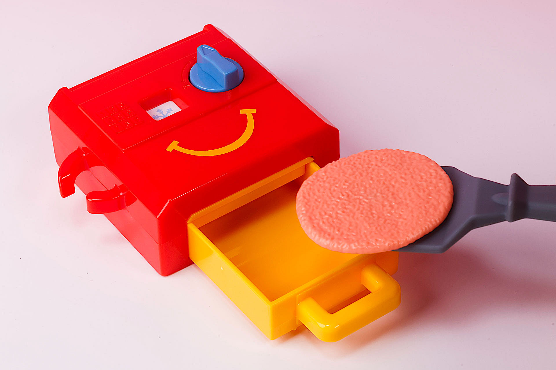 引き出しを開けて焼く前のパティをセットしよう