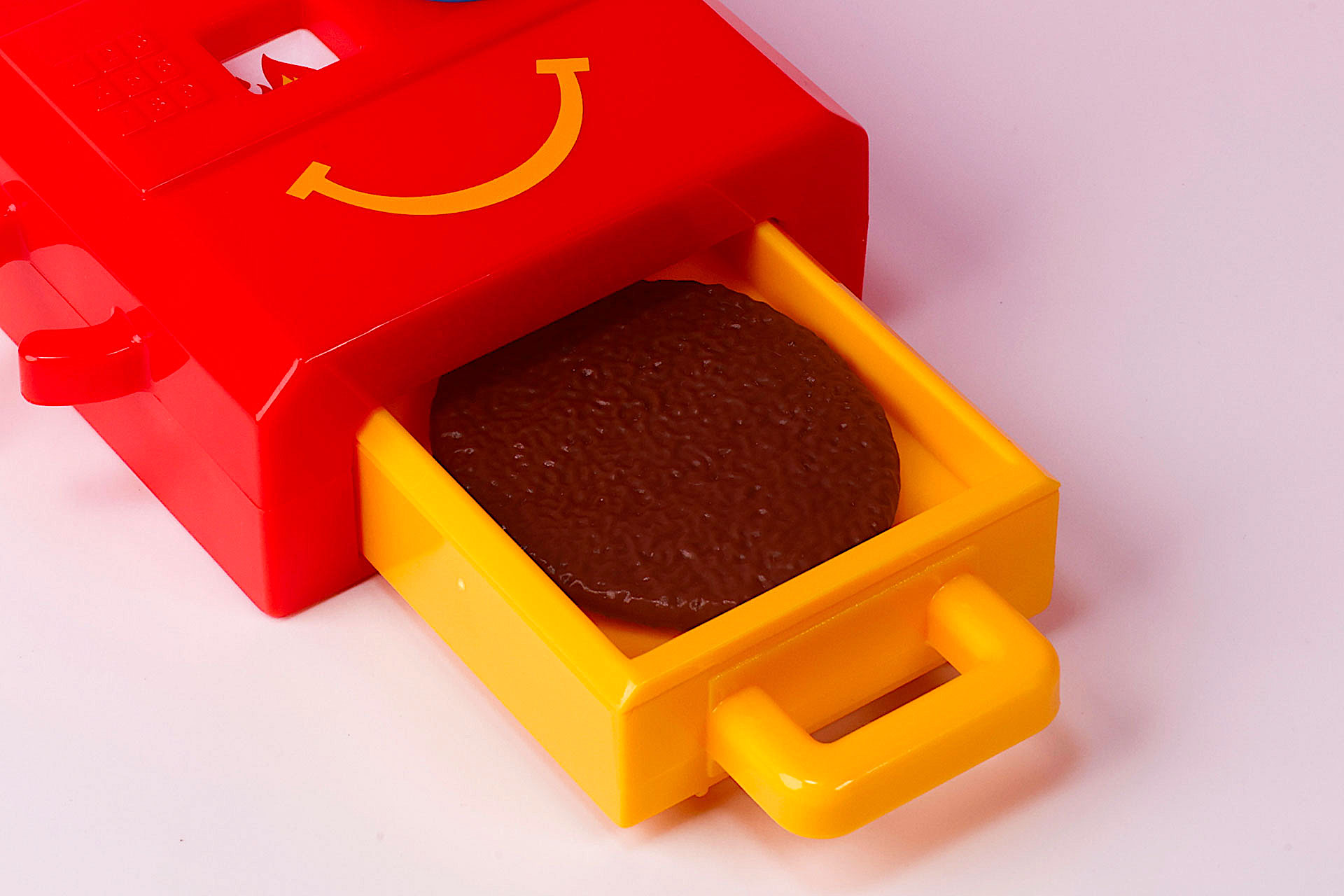 引き出しを引っ張り出すと、焼き上がったパティが出現！