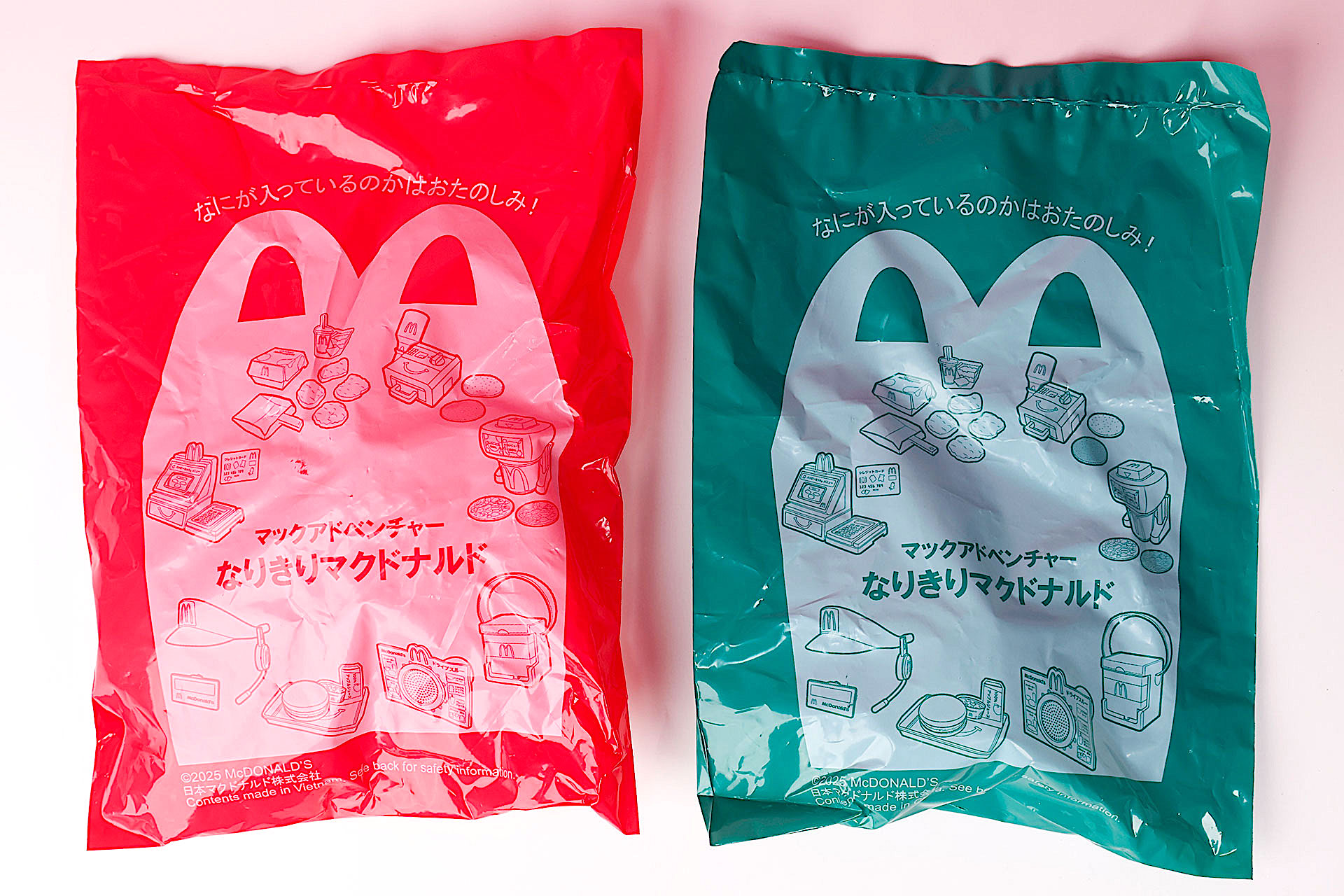 こちらが今回のおもちゃ袋。ピンク色が第1弾で、緑色が第2弾だ