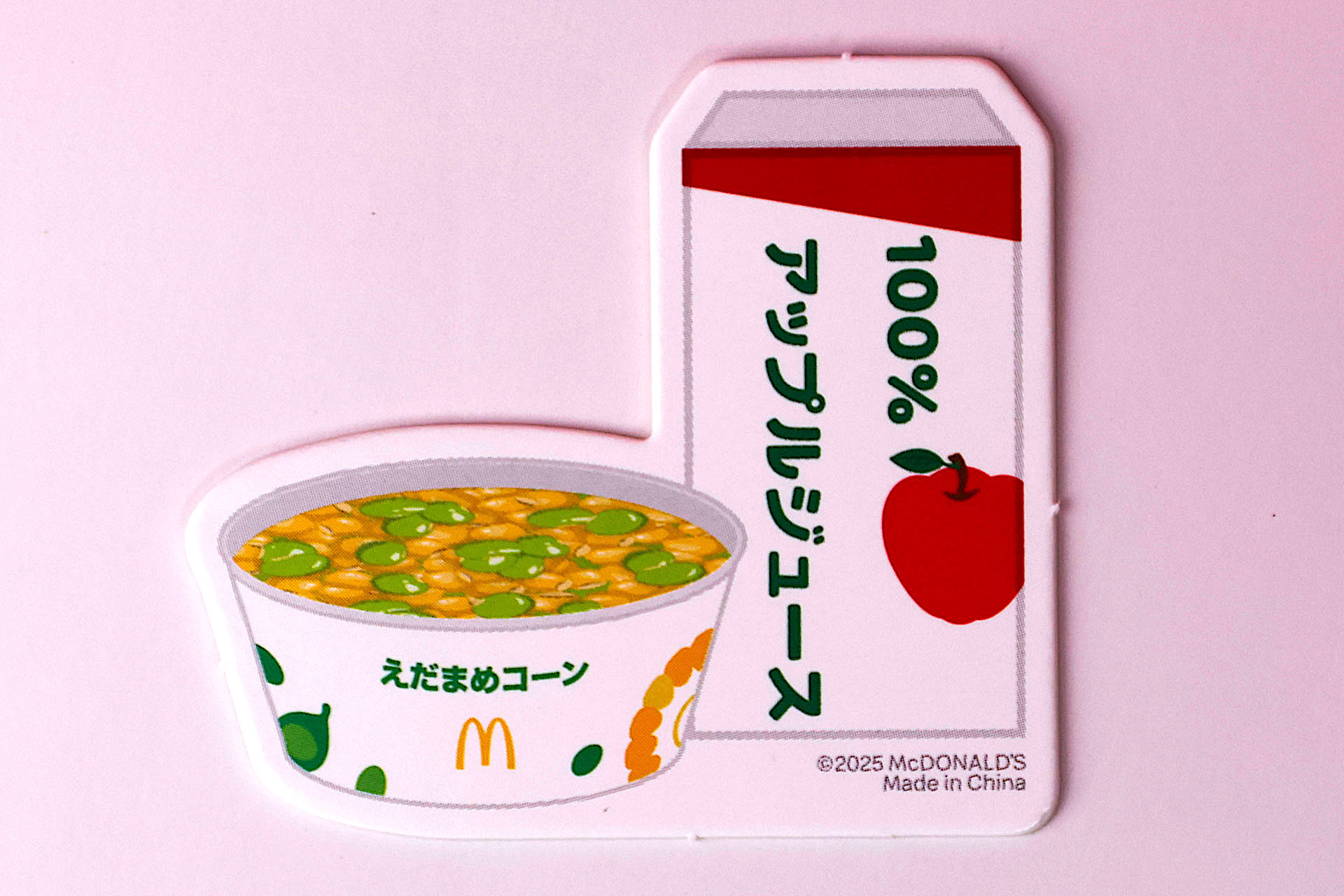 アップルジュースとえだまめコーンが描かれたプレートも付属