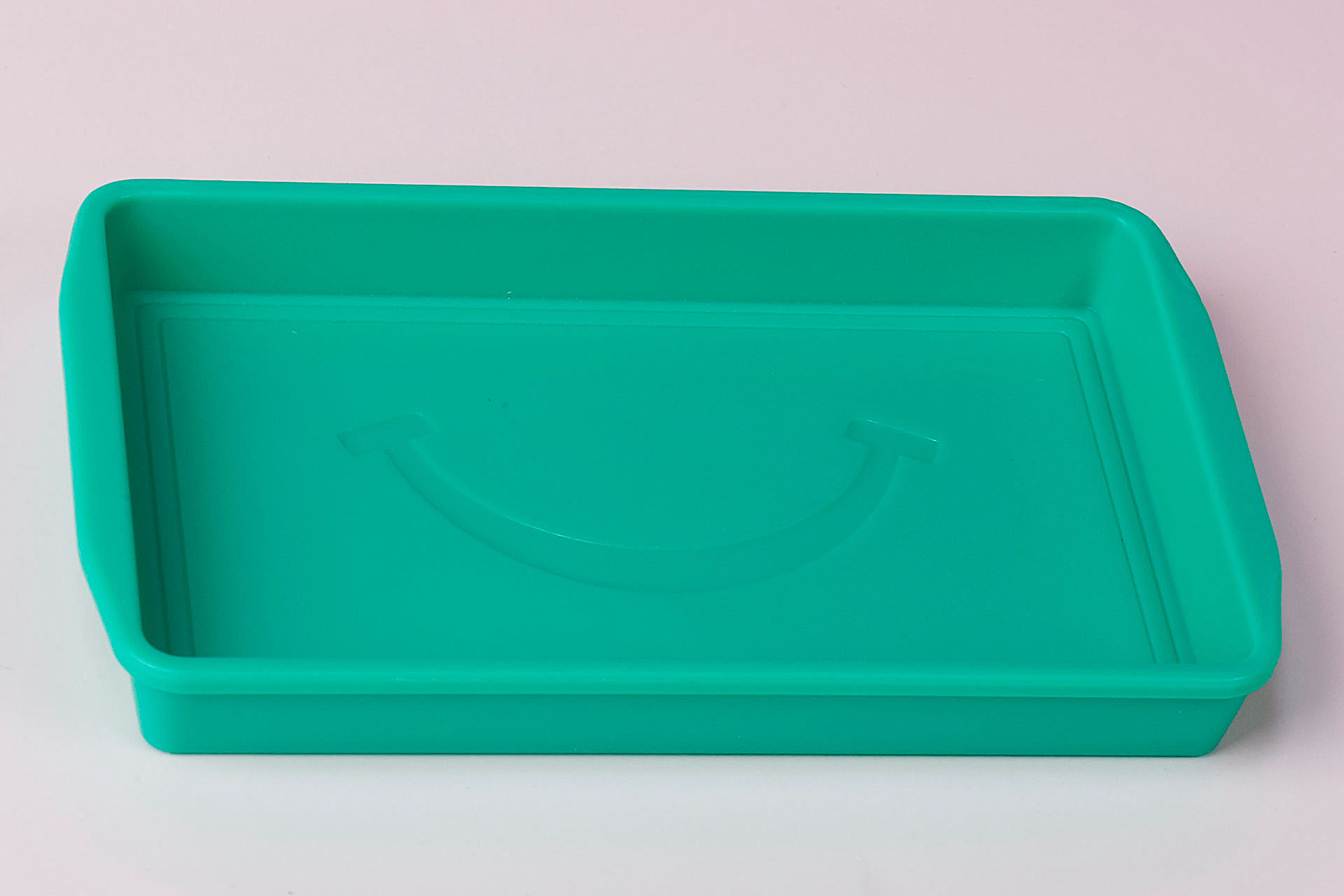 小さいながらもトレイは本格的な見た目だ