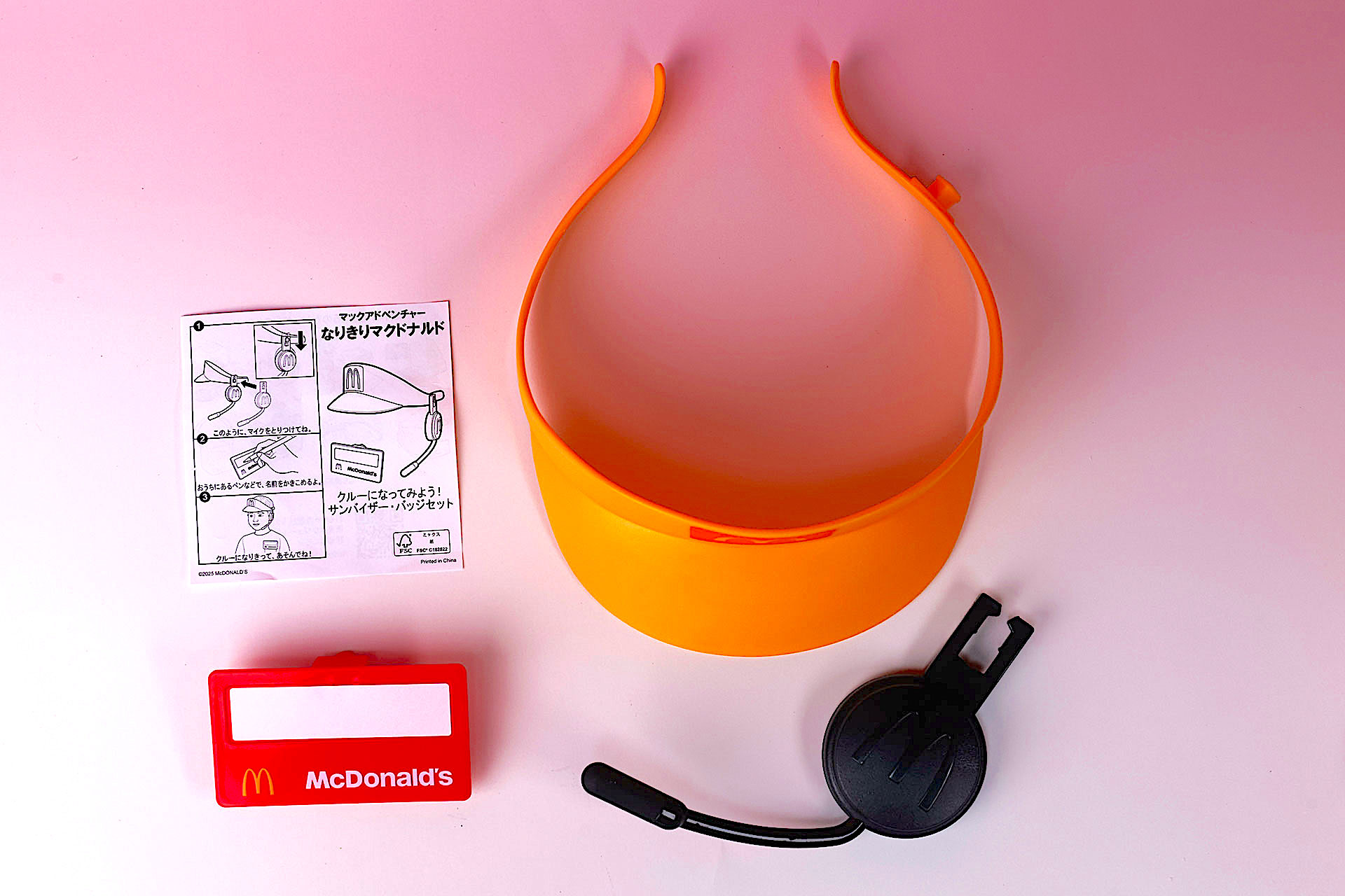 こちらが「クルーになってみよう！サンバイザー・バッジセット」のおもちゃ袋の中身だ