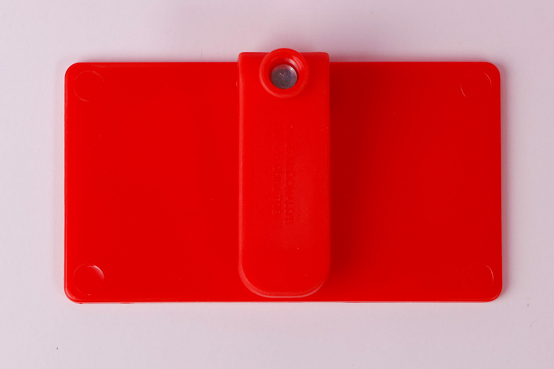 ネームプレートの裏面にはクリップが付けられている