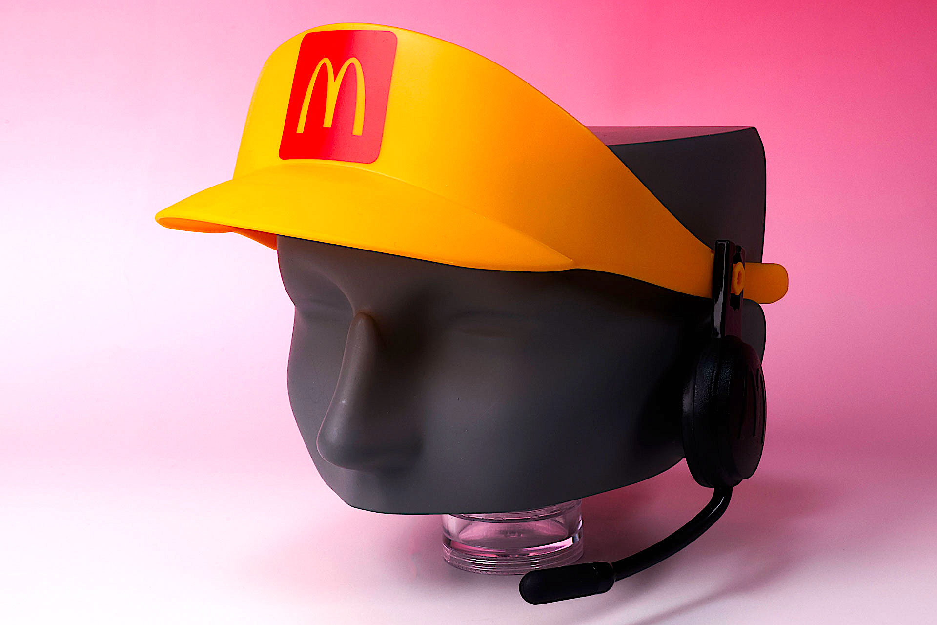 黄色を基調としながらも、マクドナルドのロゴマークも大きく描かれている