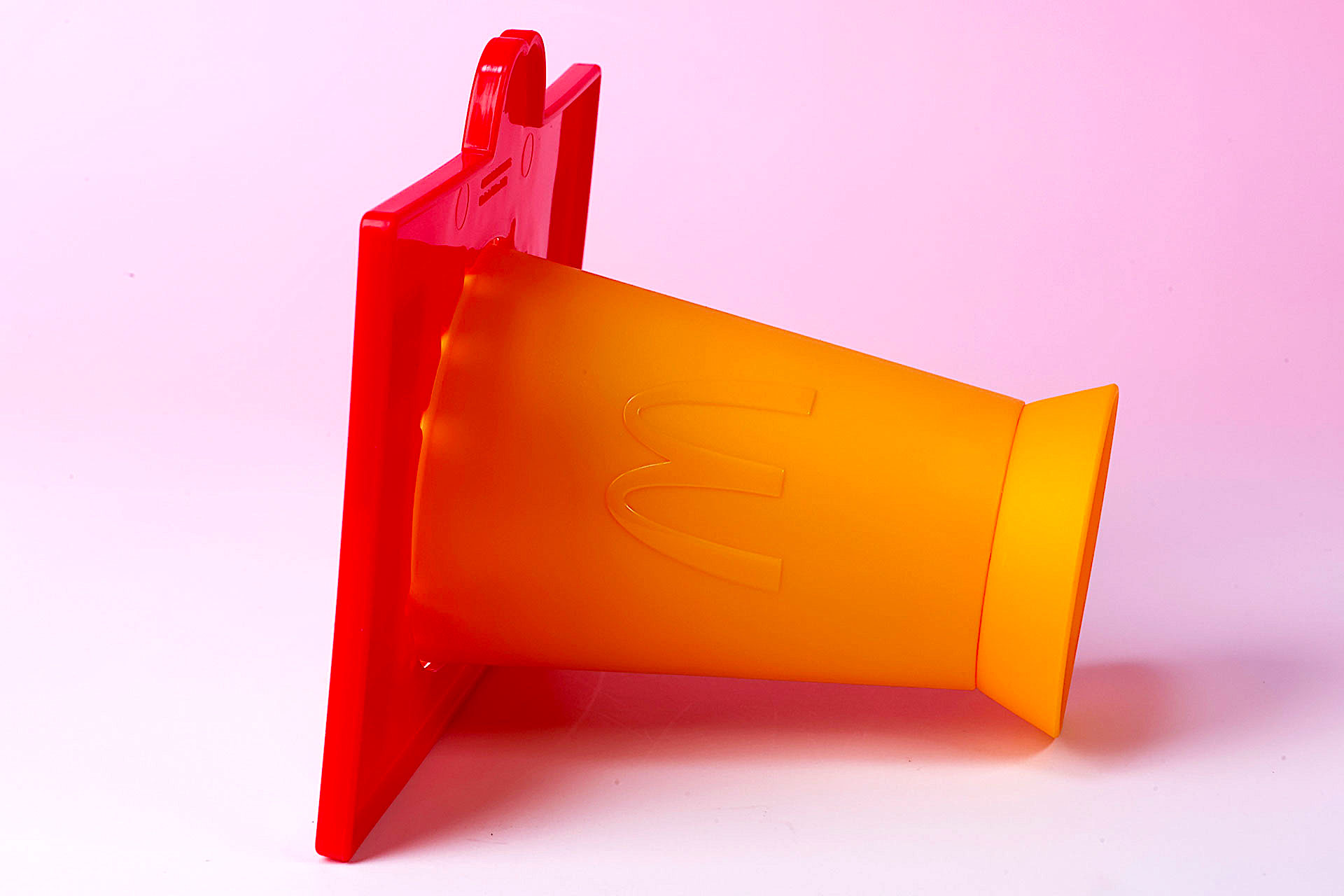 マイク部分にもマクドナルドのロゴが描かれている