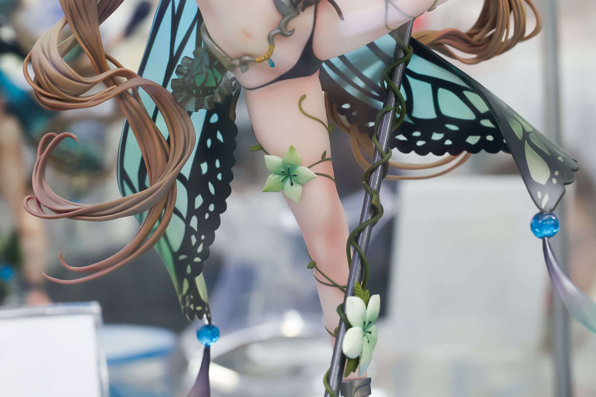 脚にはツタがまとわりついている