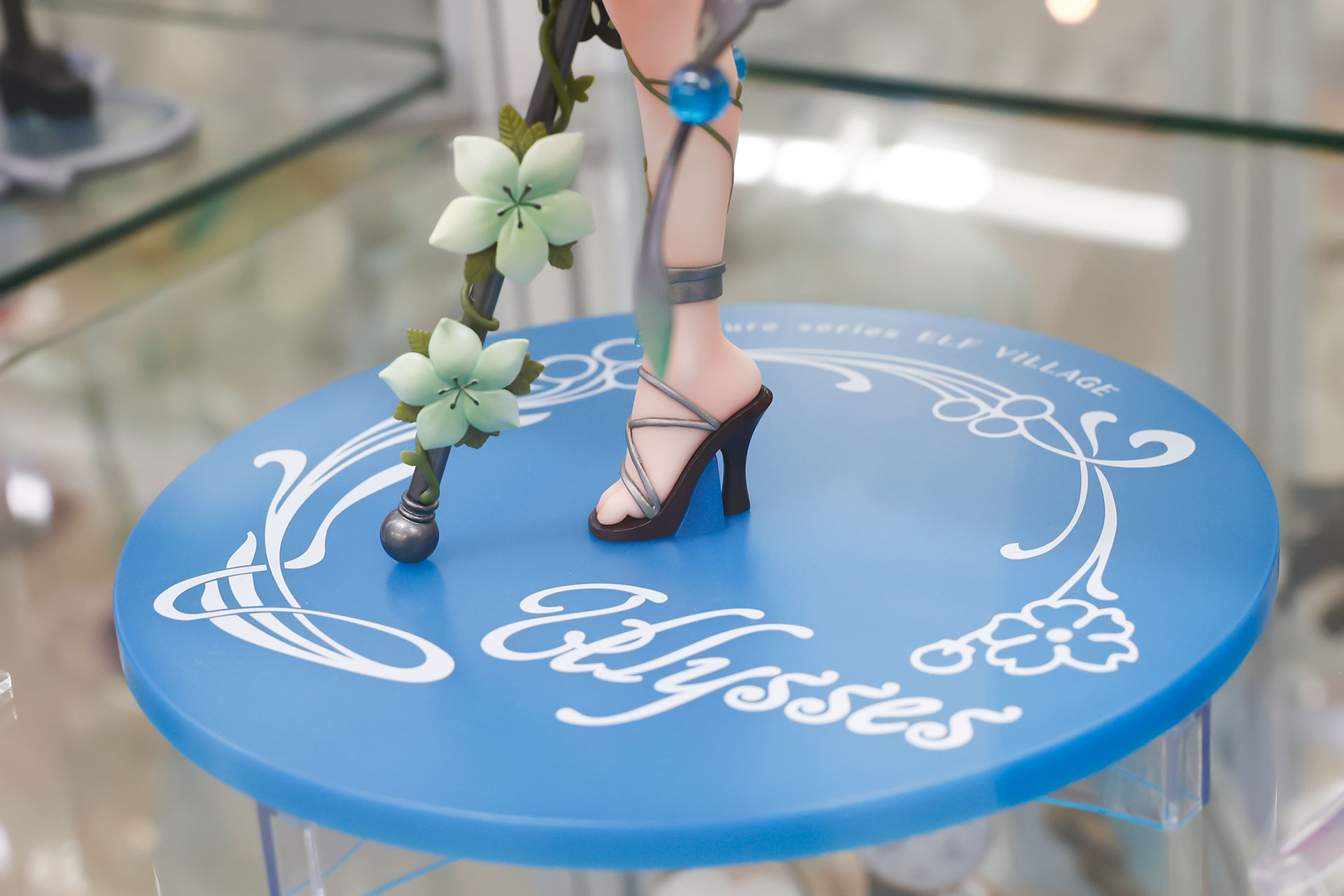 台座はブルーを基調にしたデザインが採用されている