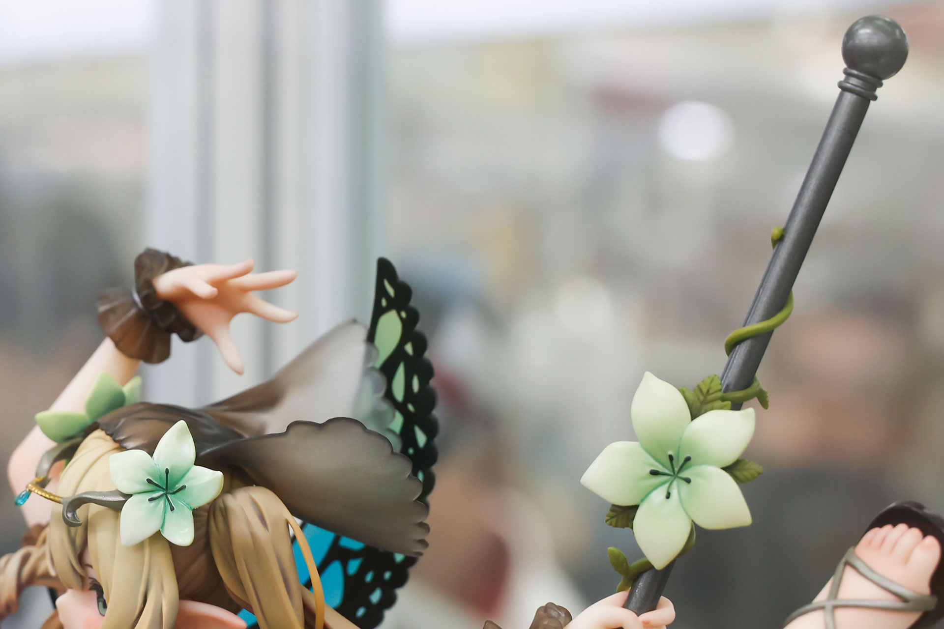 手に持った杖と頭には同じ花をモチーフにしたアクセサリーが付けられている