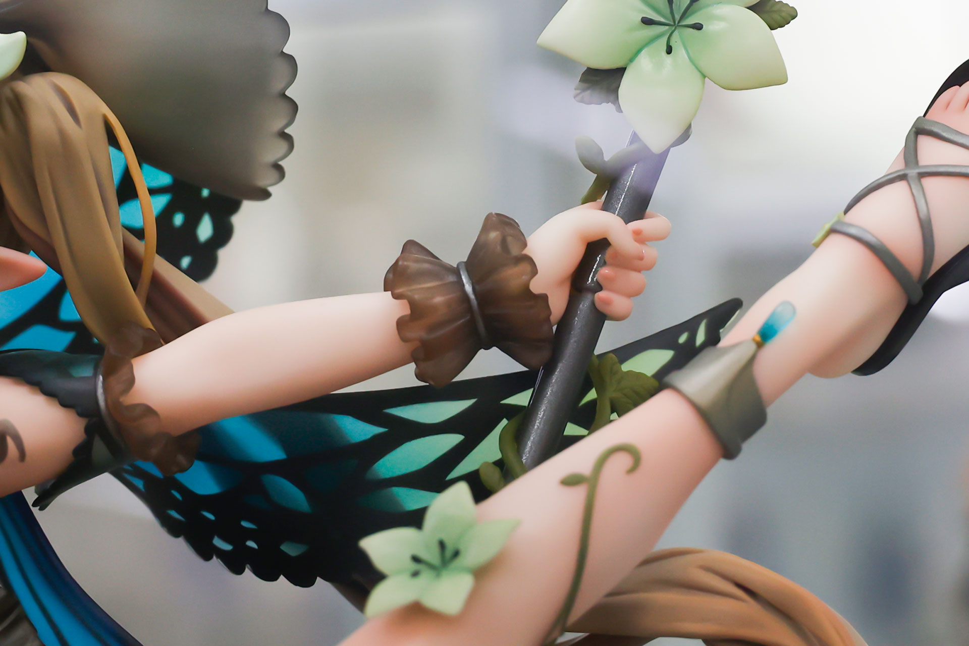 手首に付けられたアクセサリーがおしゃれだ