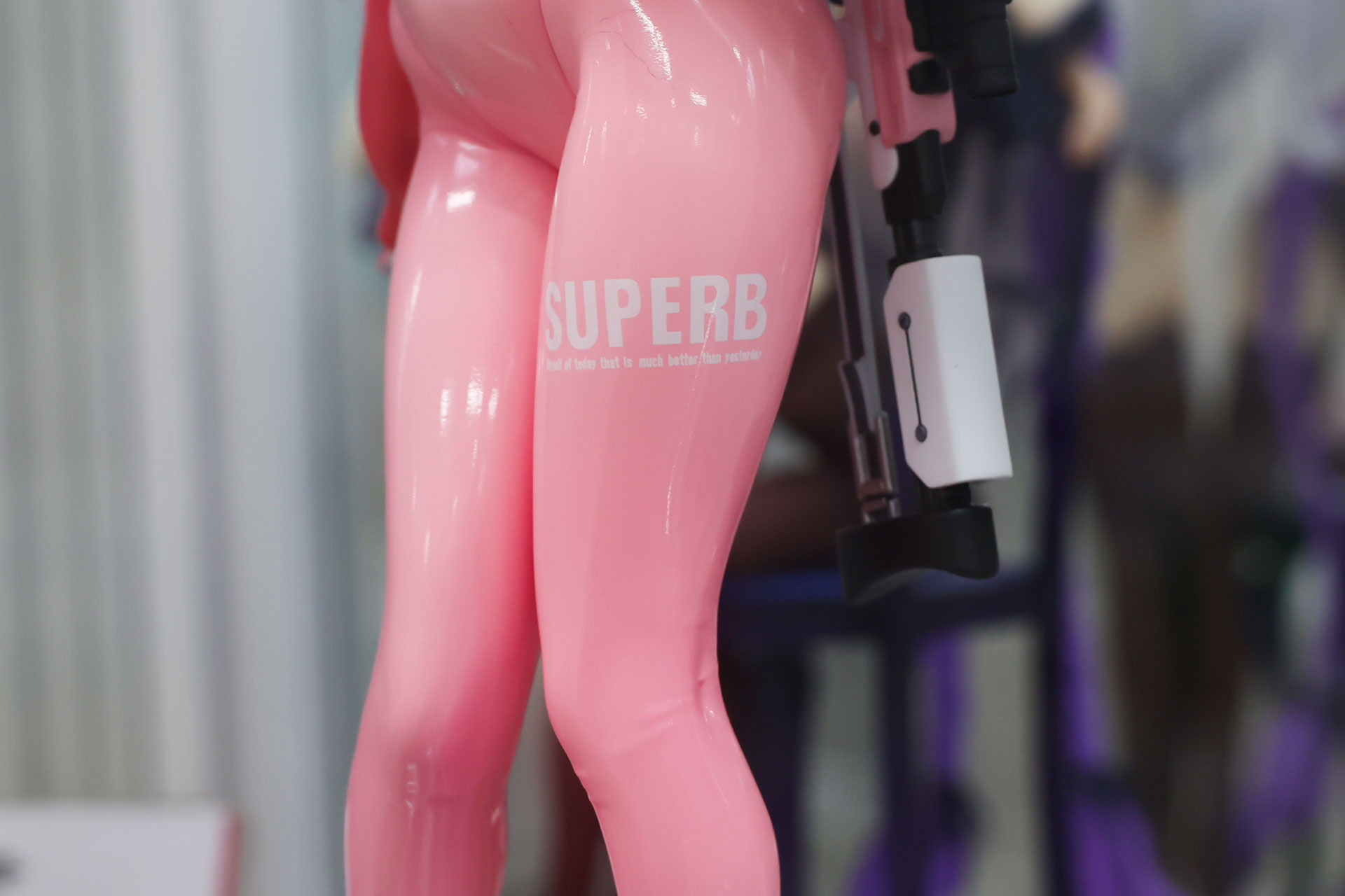 太ももには「SUPERB」の文字が描かれている