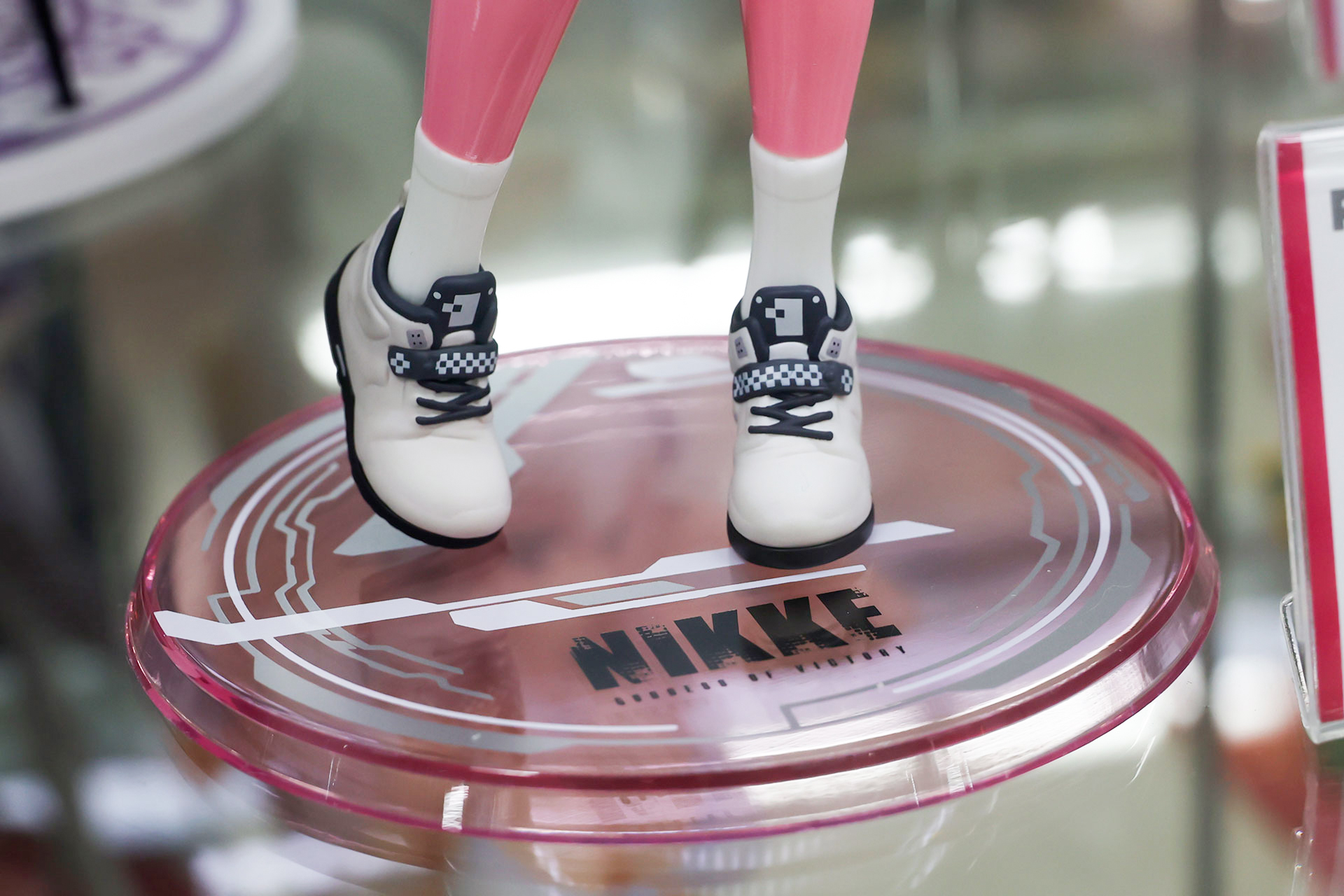 台座もサイバーなデザインだ