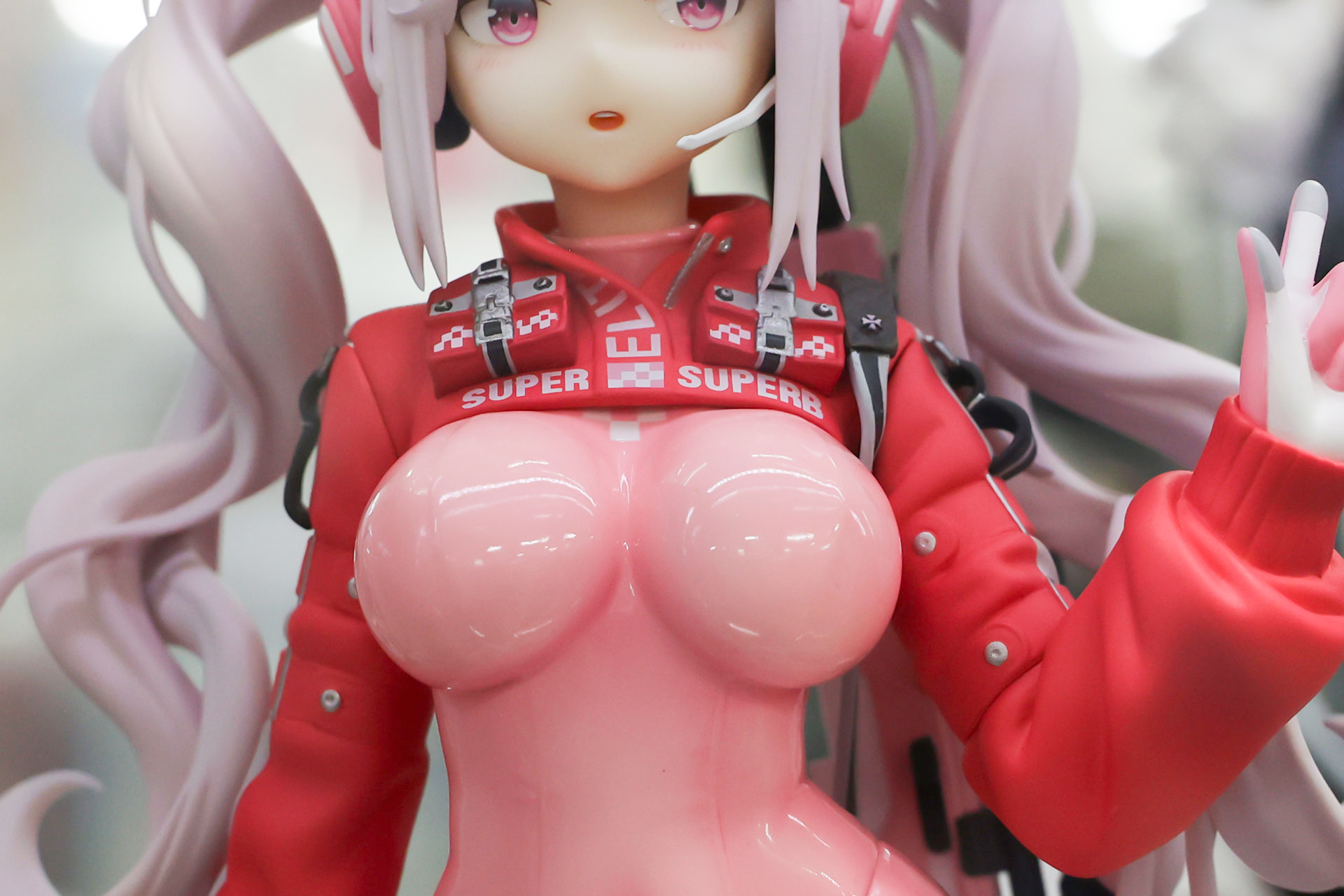 衣装は胸元を強調したデザインになっている