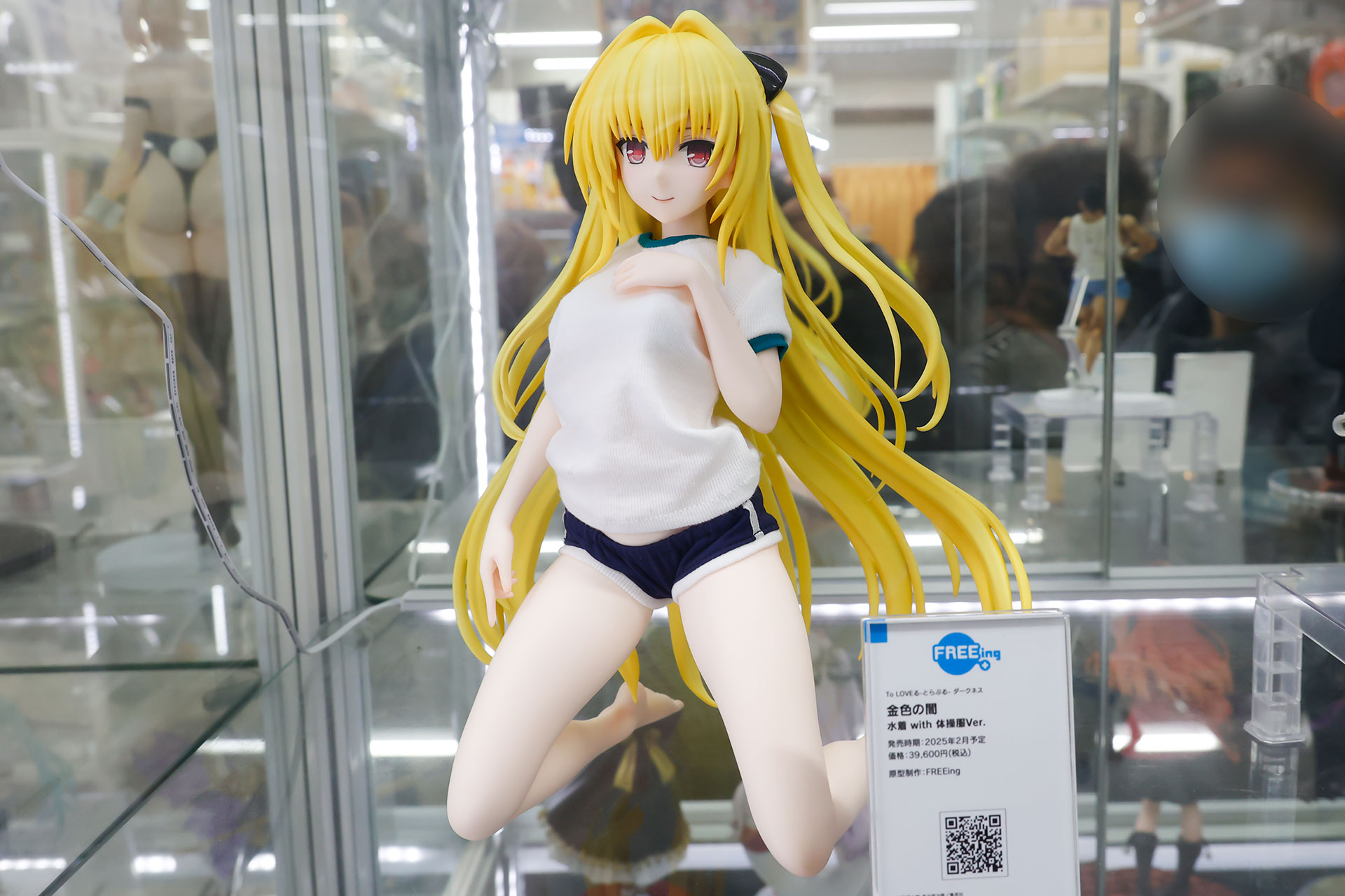 フィギュアの素材はプラスチックで、全高は約270mmだ