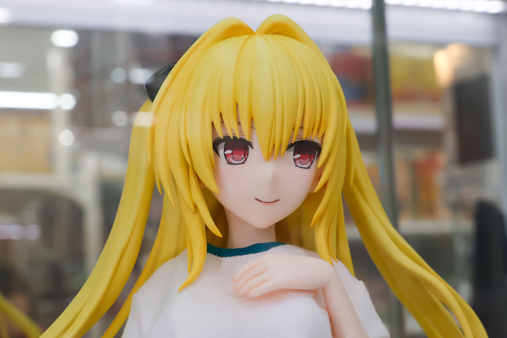 何かを見つめているかのようである