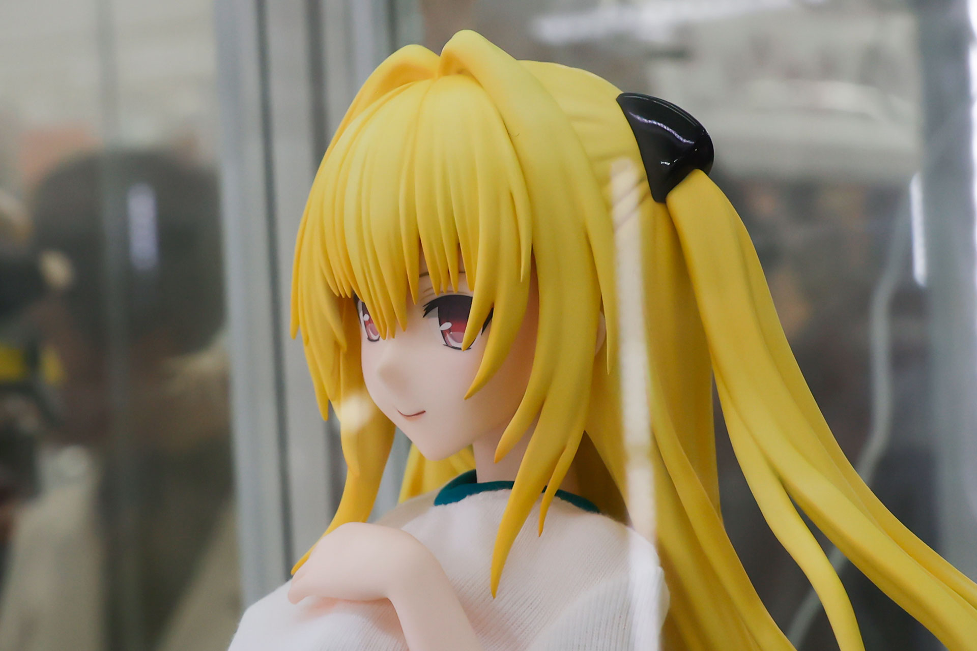 金色の長い髪の形状も見事だ