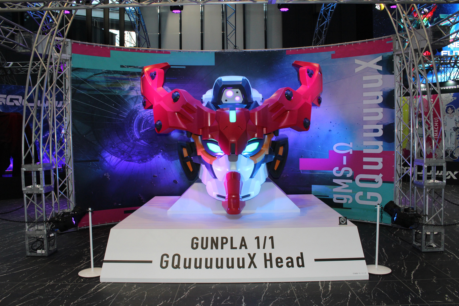 「GUNDAM NEXT FUTURE FINAL in TOKYO」の会場に設置された「ガンプラ1/1 GQuuuuuuXヘッド」
